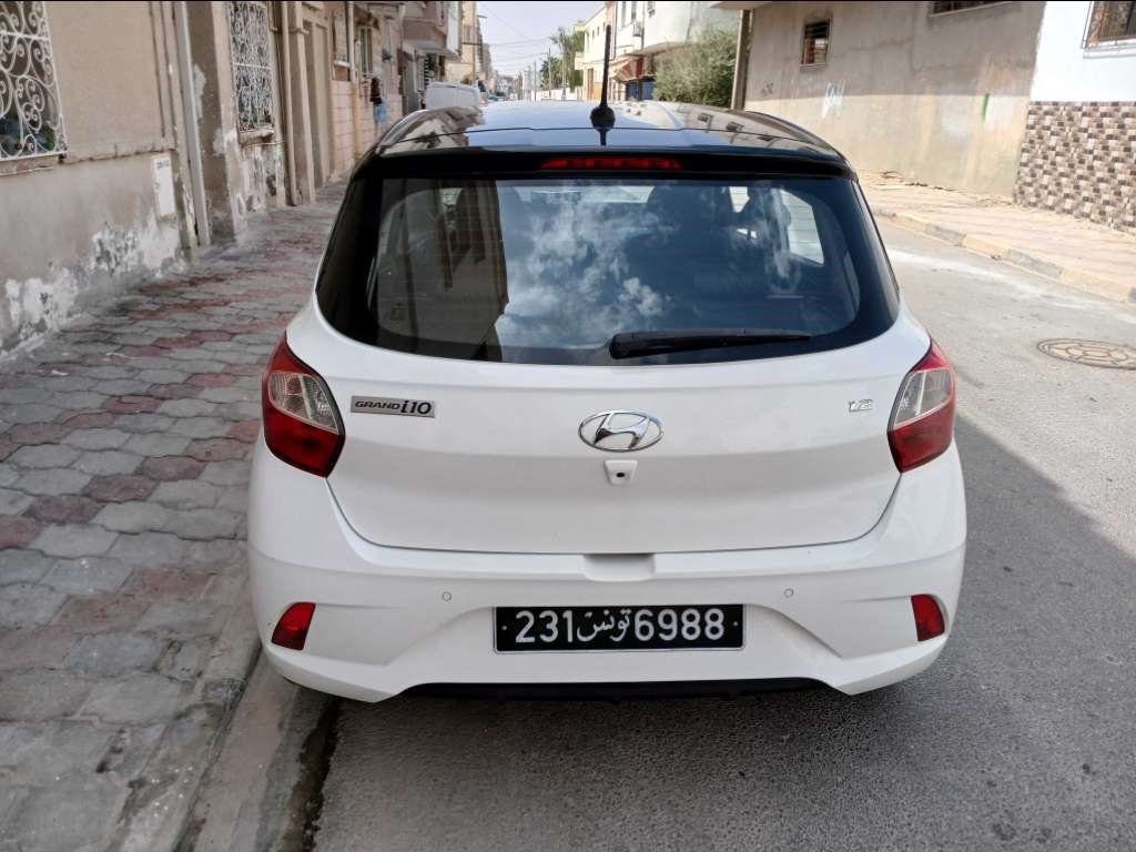 HYUNDAI GRANDE i10 1er main ESSENCE Tel 24 313 594