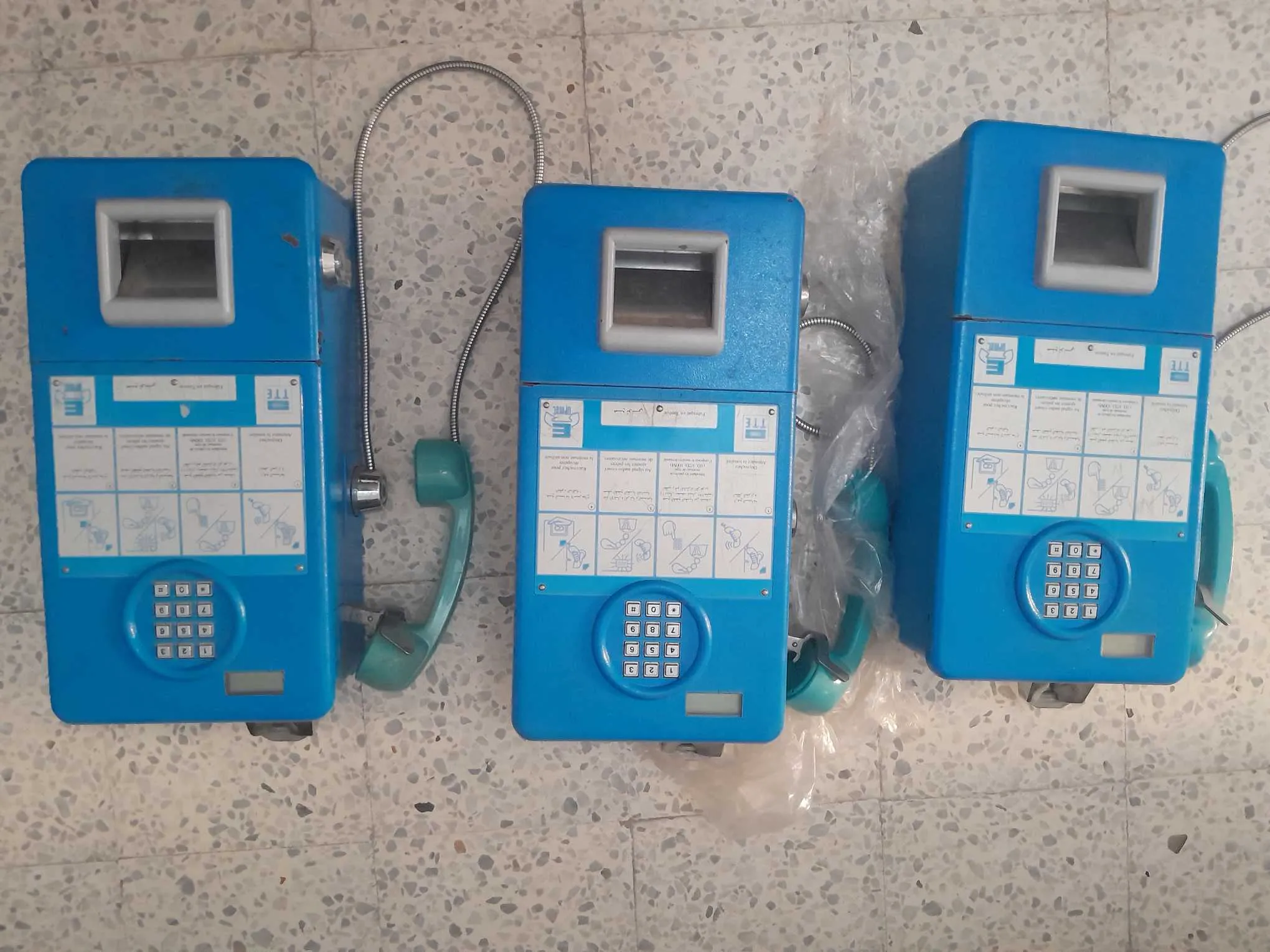 A vendre 3 postes taxiphone en bon état  98 758 102
