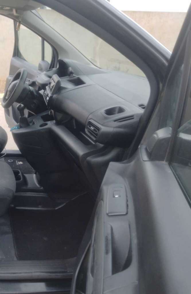 Vente Peugeot Partner noir très bon état