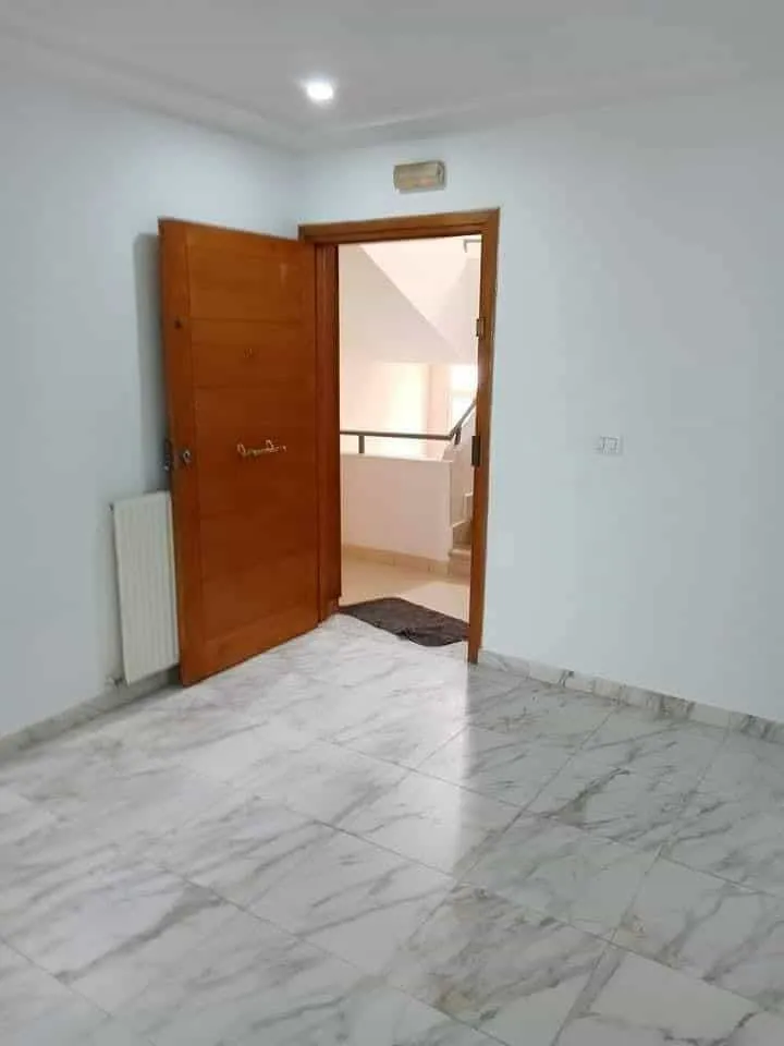 un appartement s+2 au 4éme étage(sans ascenseur) a louer situé a Bardo sur route x