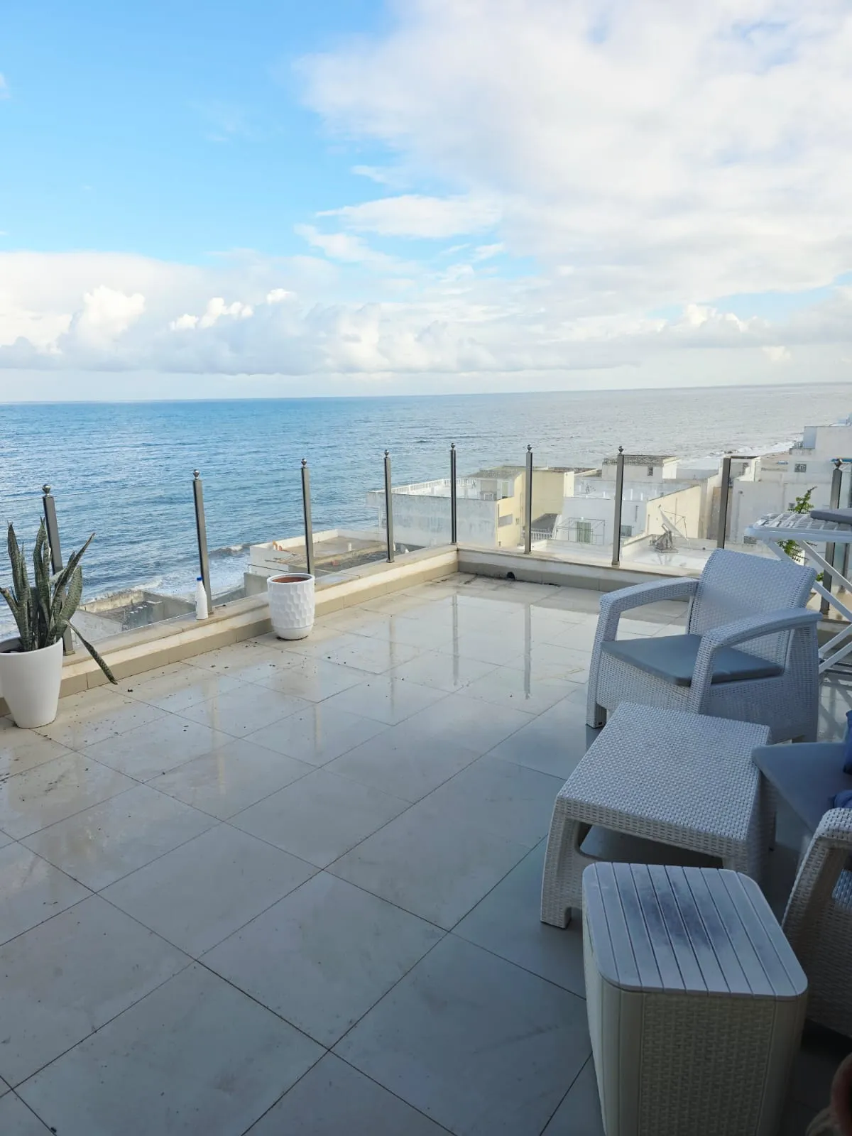 Penthouse s2 Pieds dans l’Eau à chatt mariem 