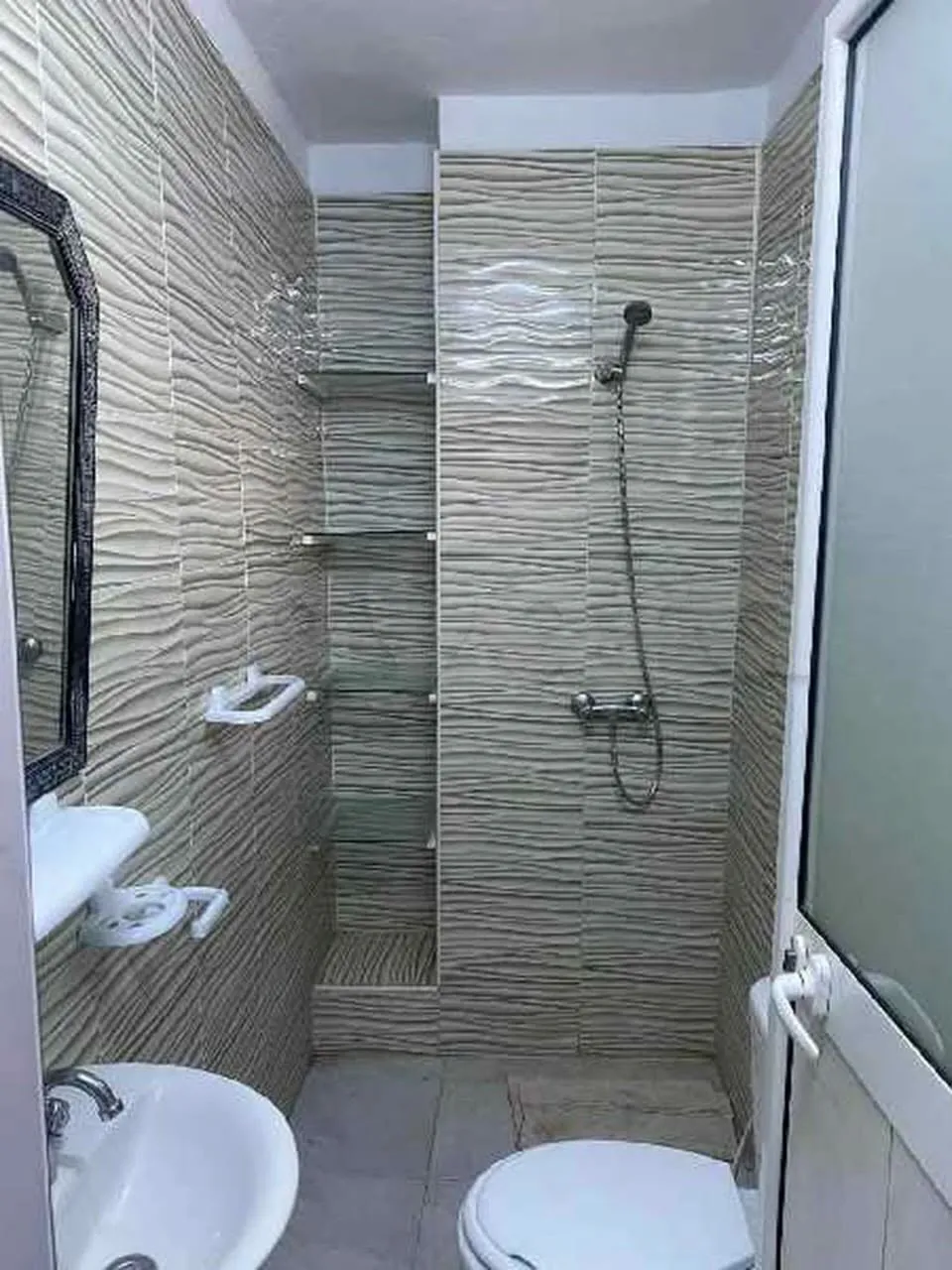 un studio s+0 meublé au 3éme étage d'une maison a louer situé a essaidia khaznadar prés de lycée
