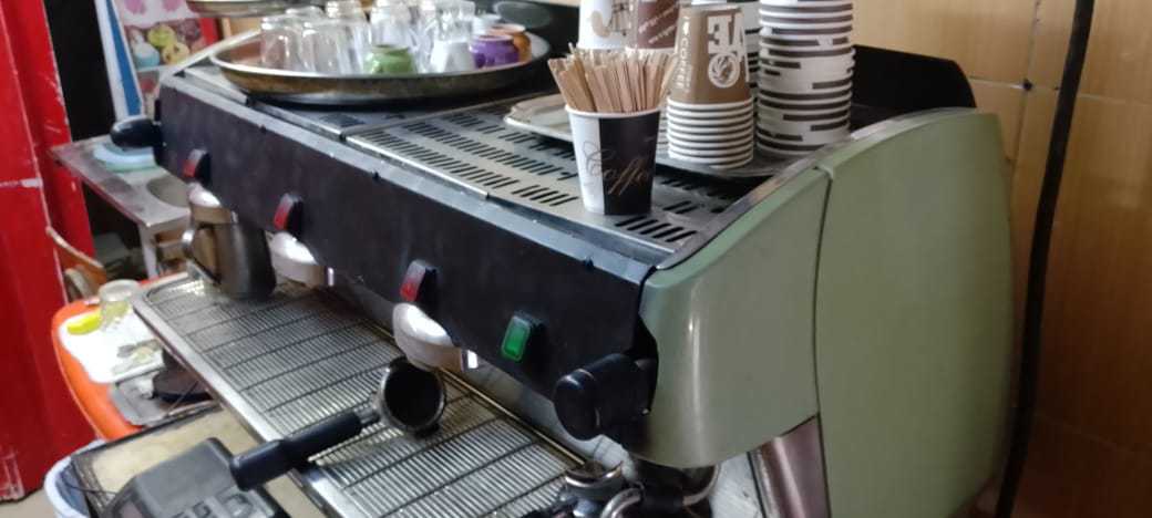 مكينة قهوة 3 قروب غاز وضوء نضيف برشا للبيع في تونس العاصمة 