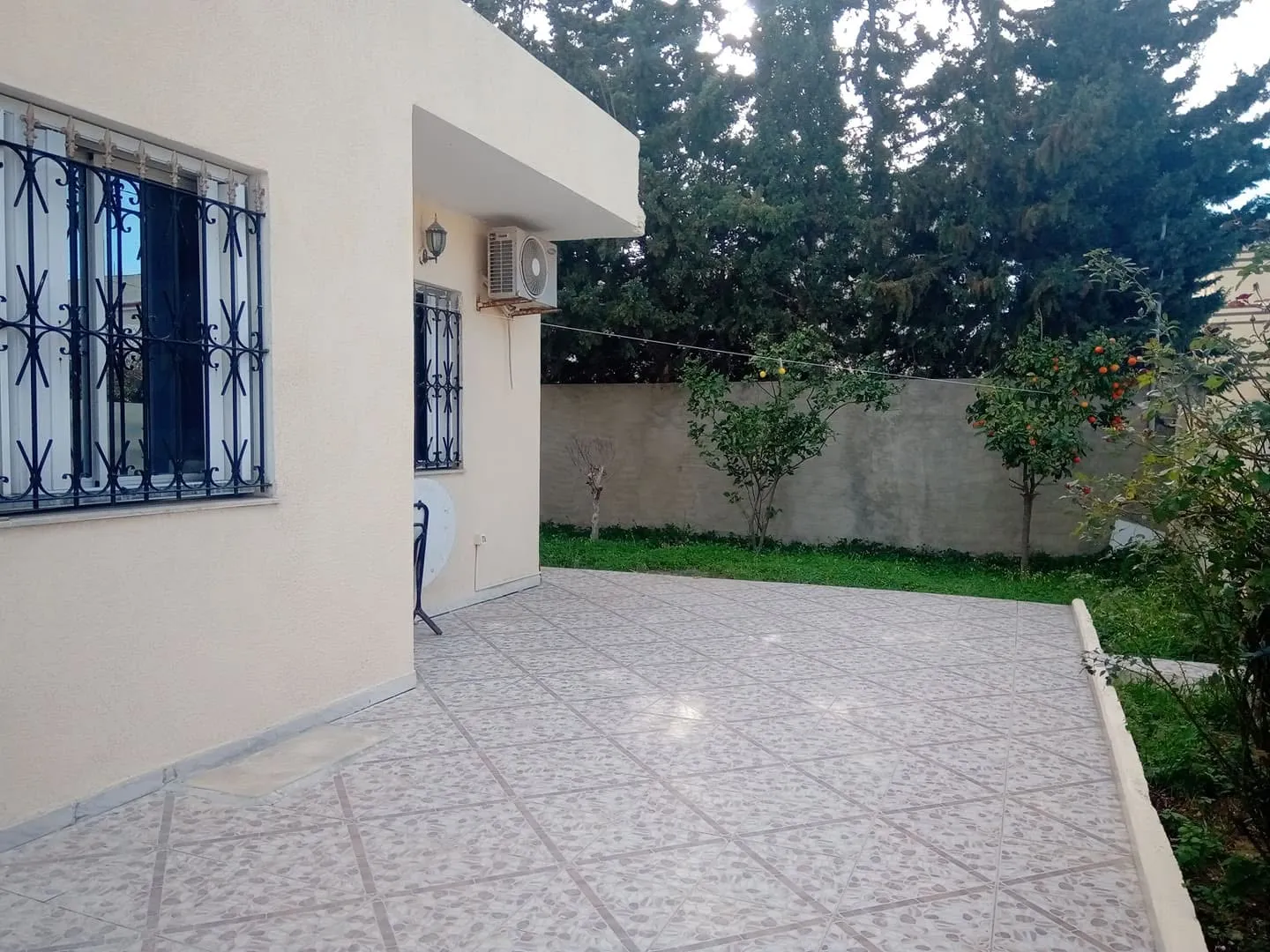 Une magnifique maison pour location de vacances avec un grand jardin à corniche Bizerte