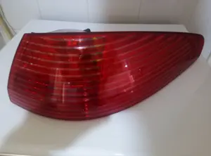 Feu rouge AR Droite peugeot 607 tel:55440196.