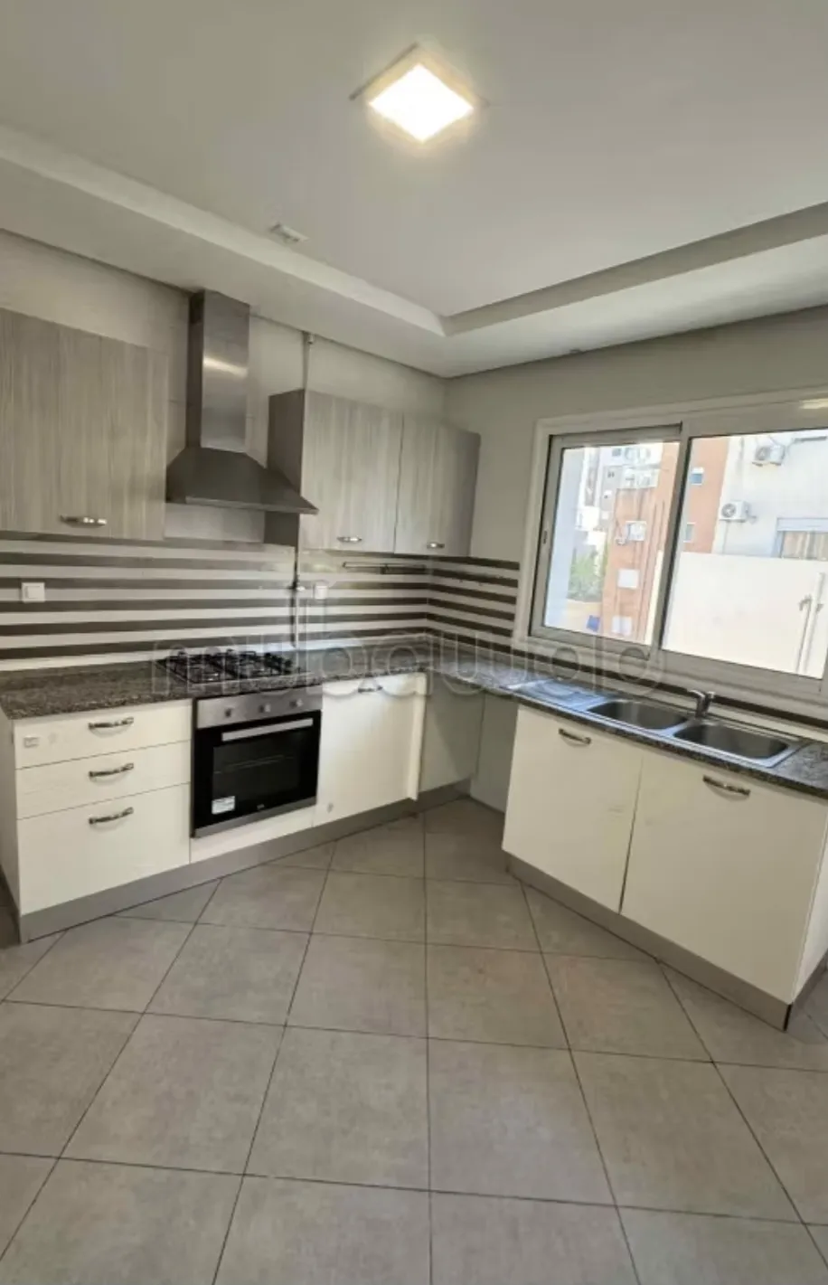 Location S2 vide à El Menzah 9C 