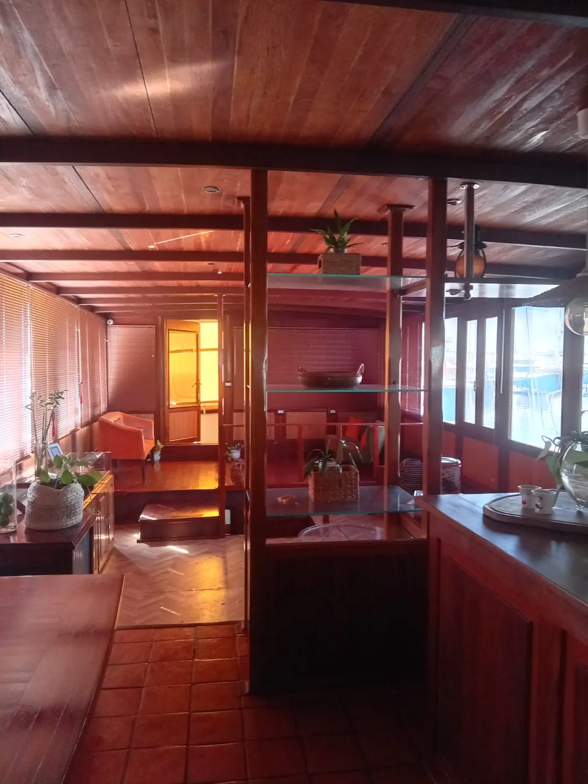 maison sur mer / bateau de plaisance