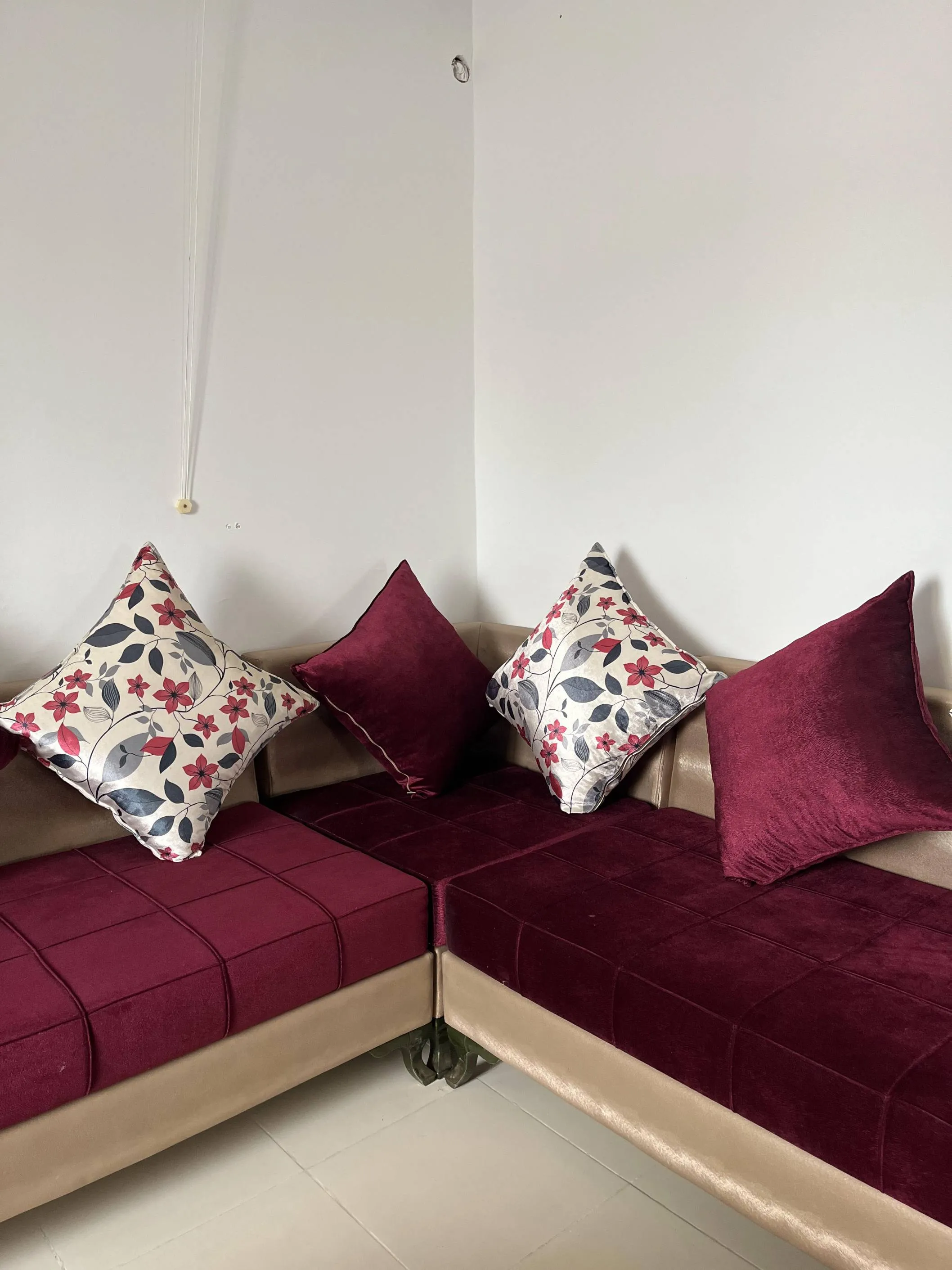 3 canapés d’angle beige & bordeaux + une table ronde en bois