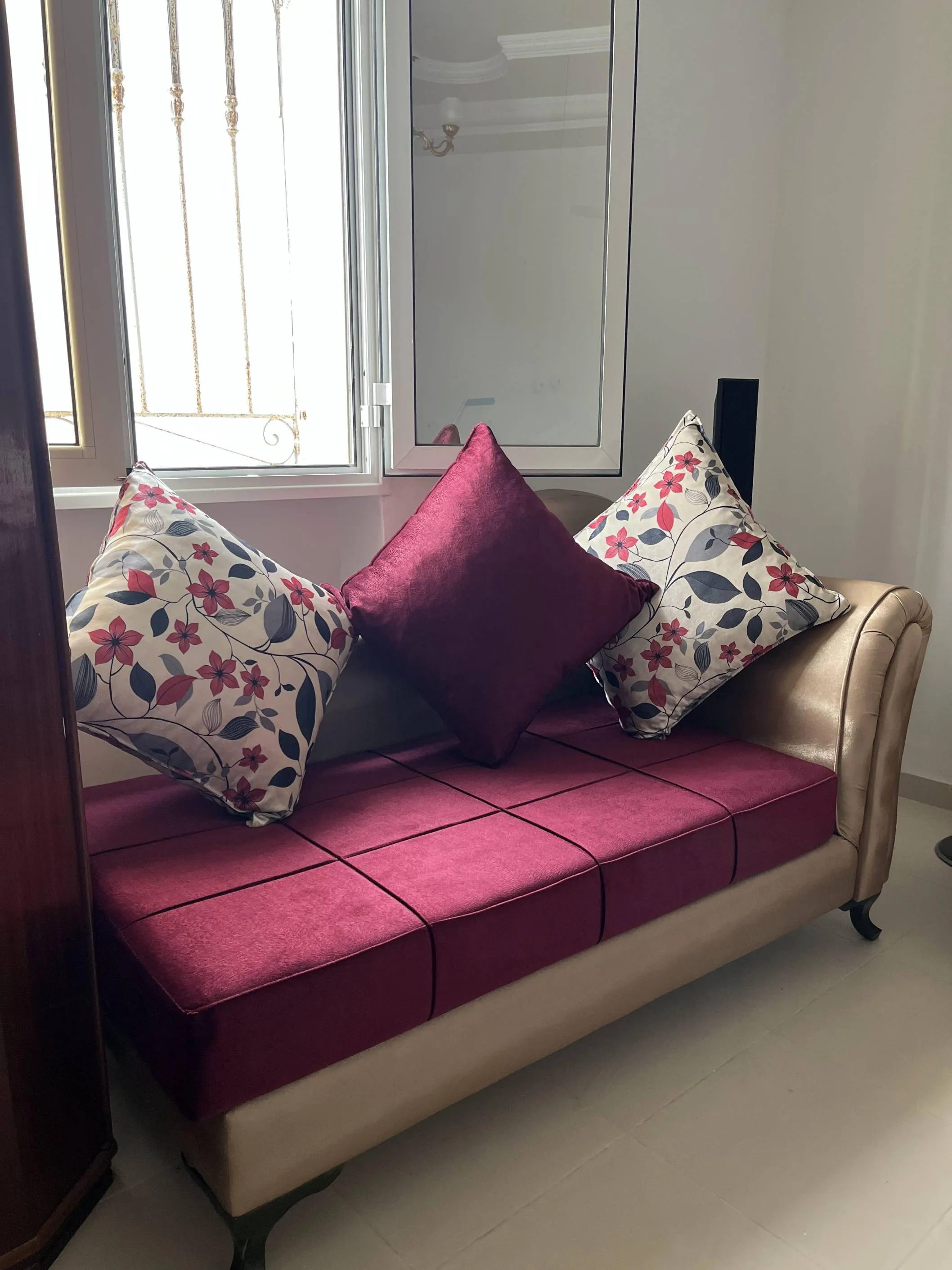 3 canapés d’angle beige & bordeaux + une table ronde en bois