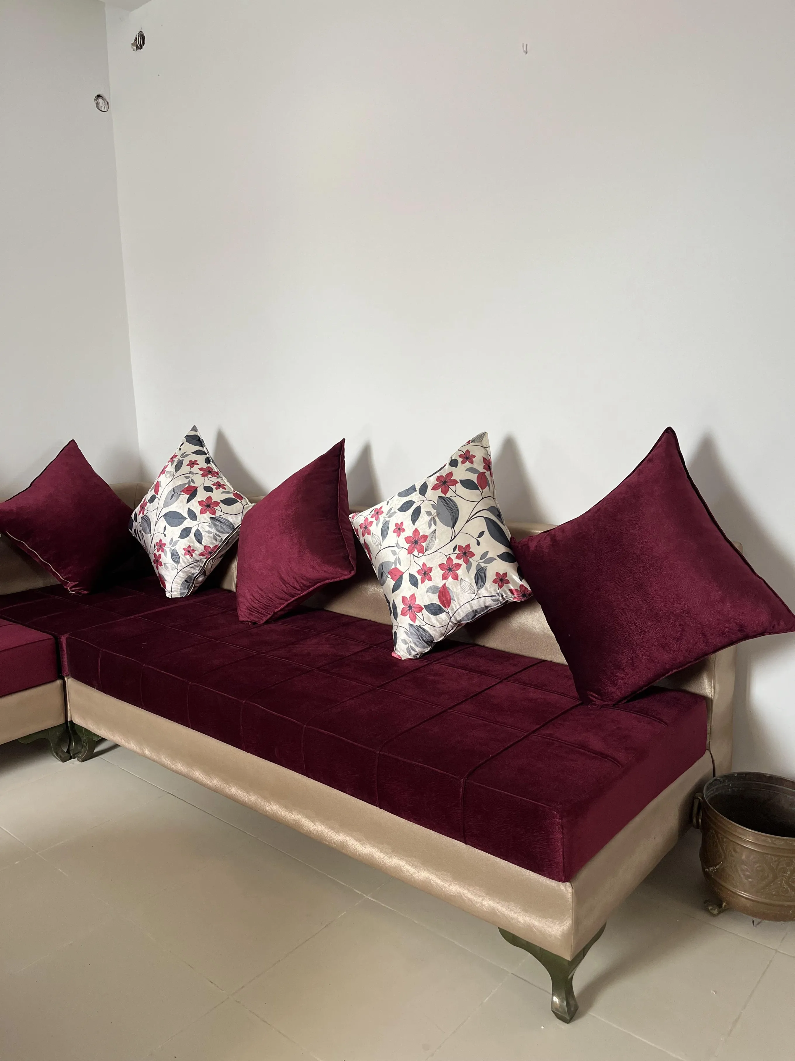 3 canapés d’angle beige & bordeaux + une table ronde en bois