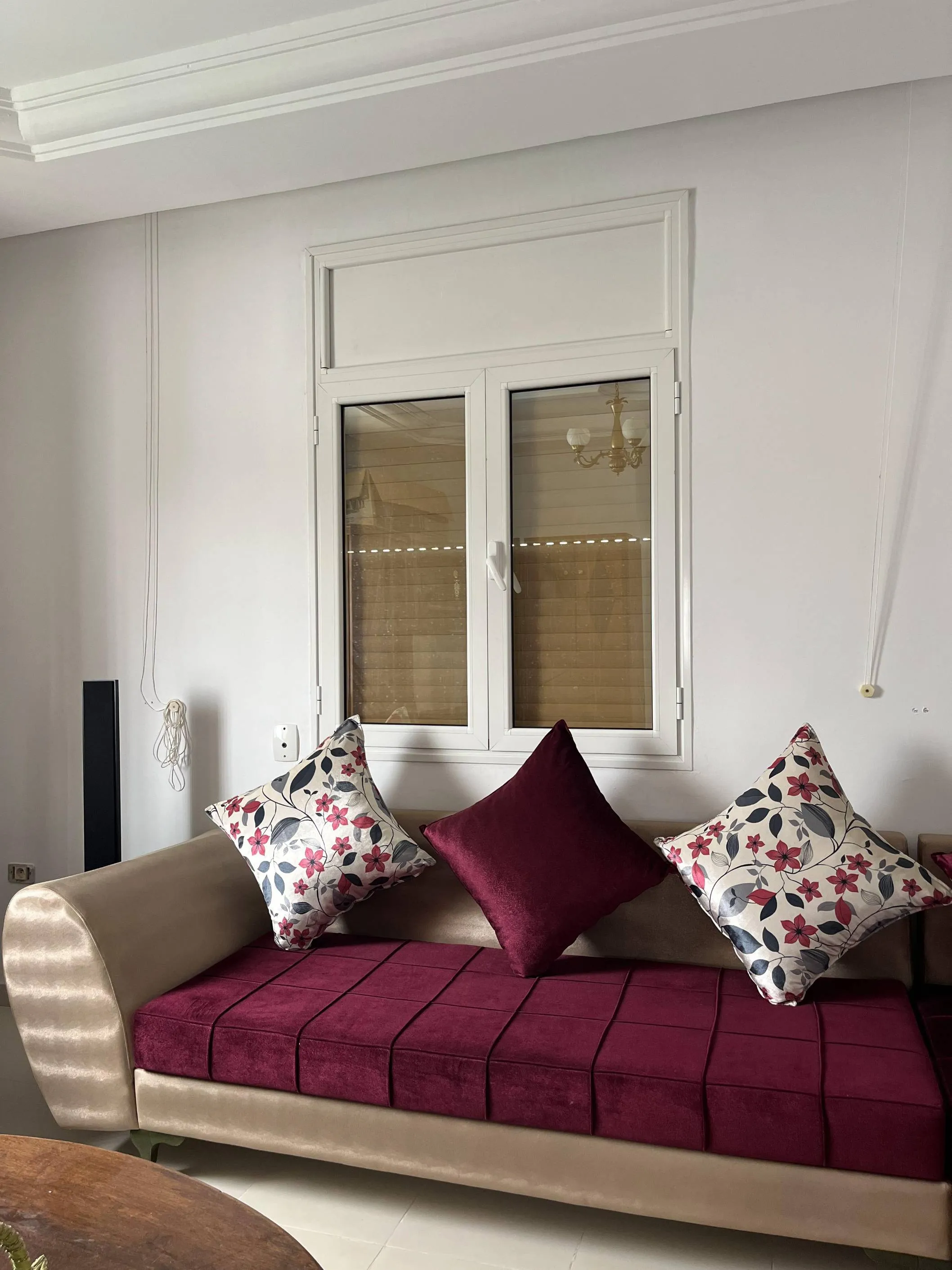 3 canapés d’angle beige & bordeaux + une table ronde en bois