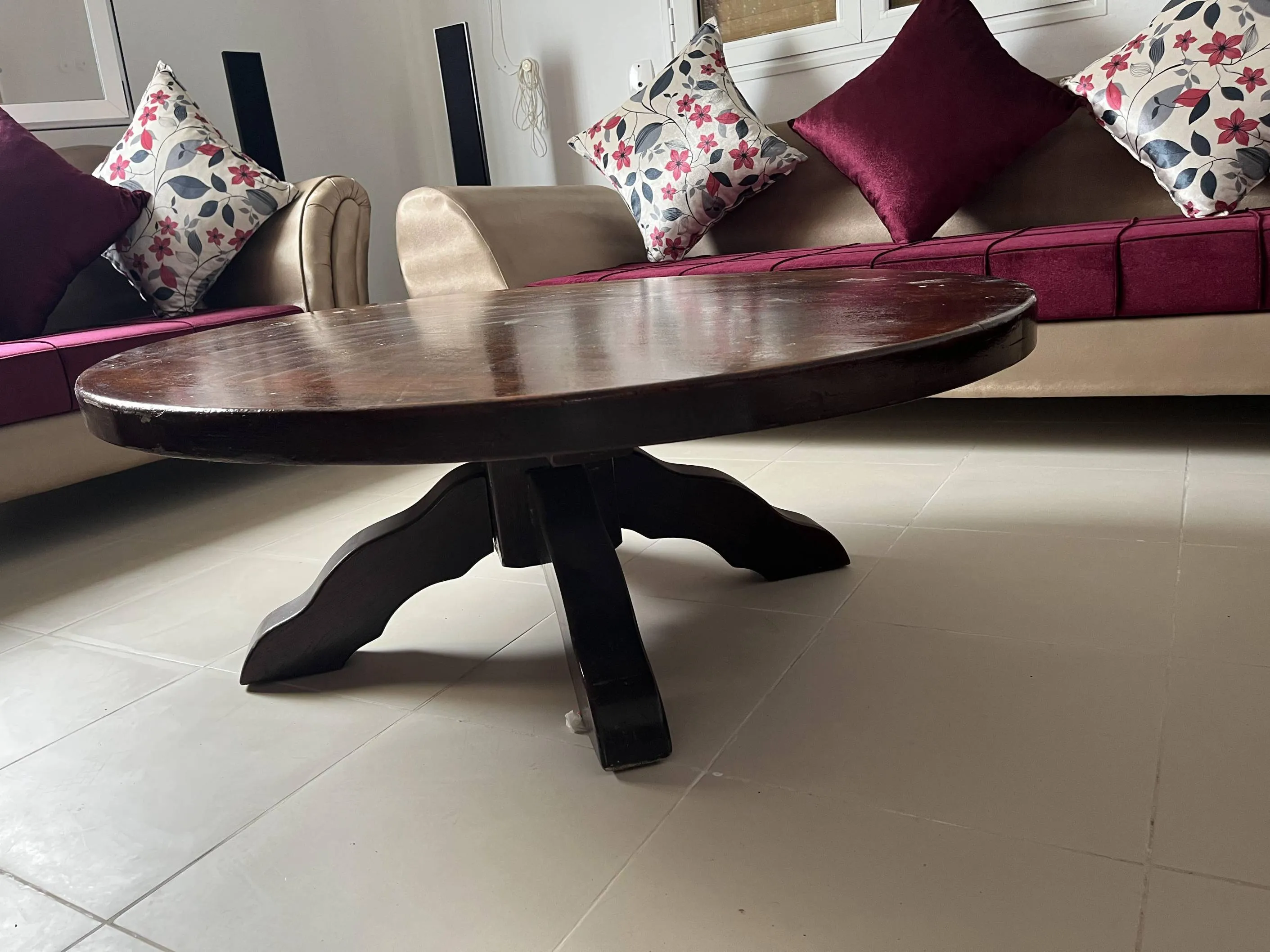 3 canapés d’angle beige & bordeaux + une table ronde en bois