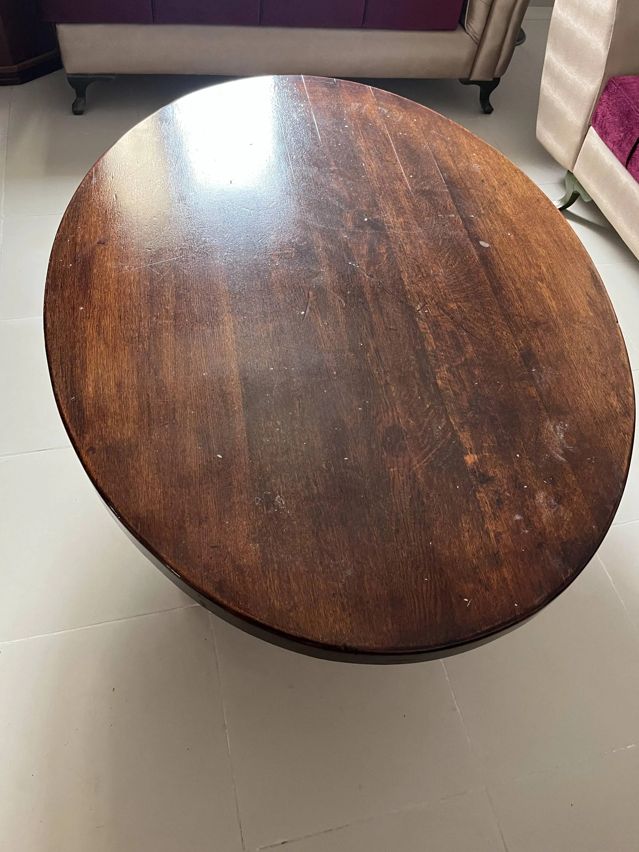 3 canapés d’angle beige & bordeaux + une table ronde en bois
