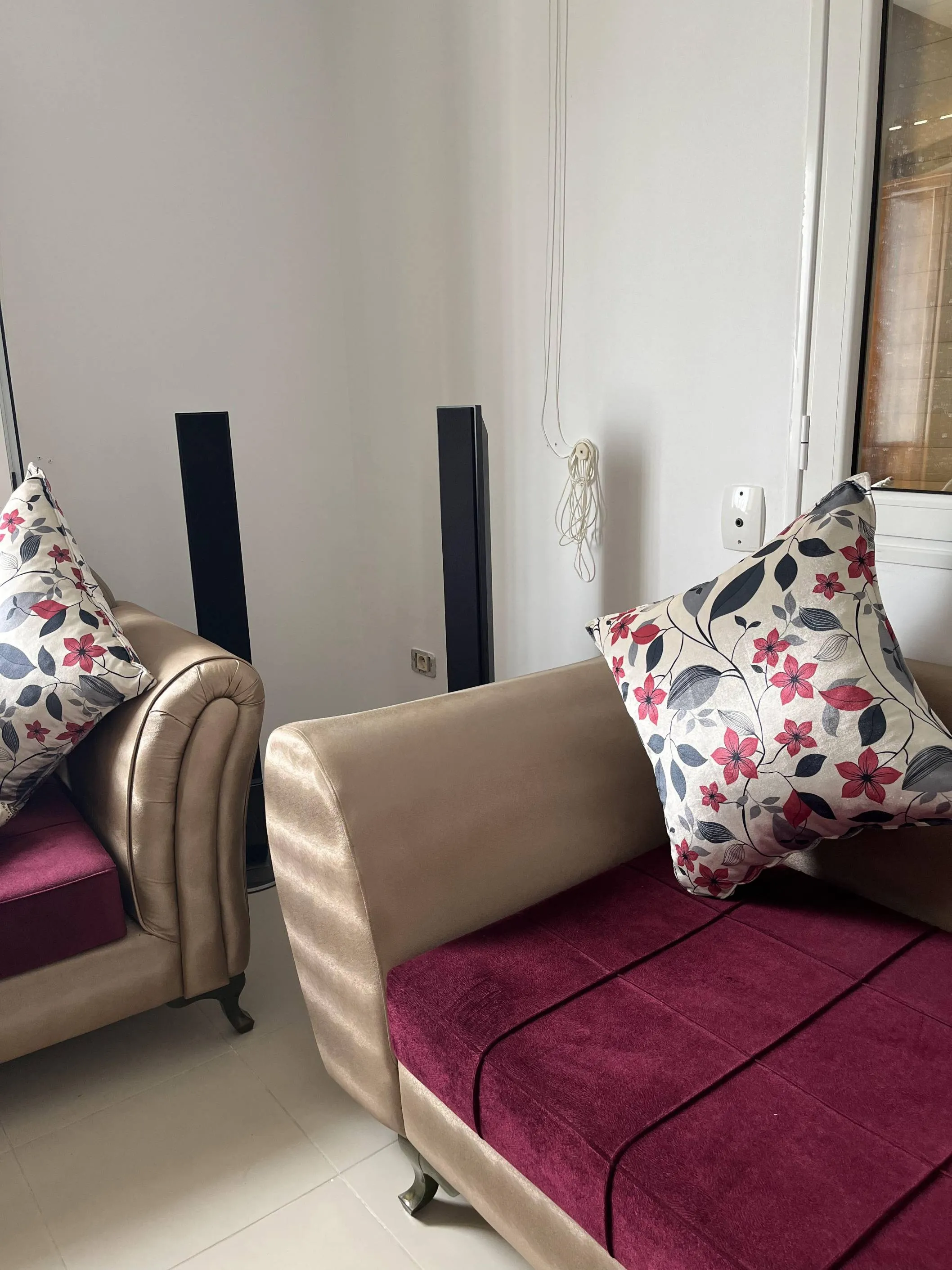 3 canapés d’angle beige & bordeaux + une table ronde en bois