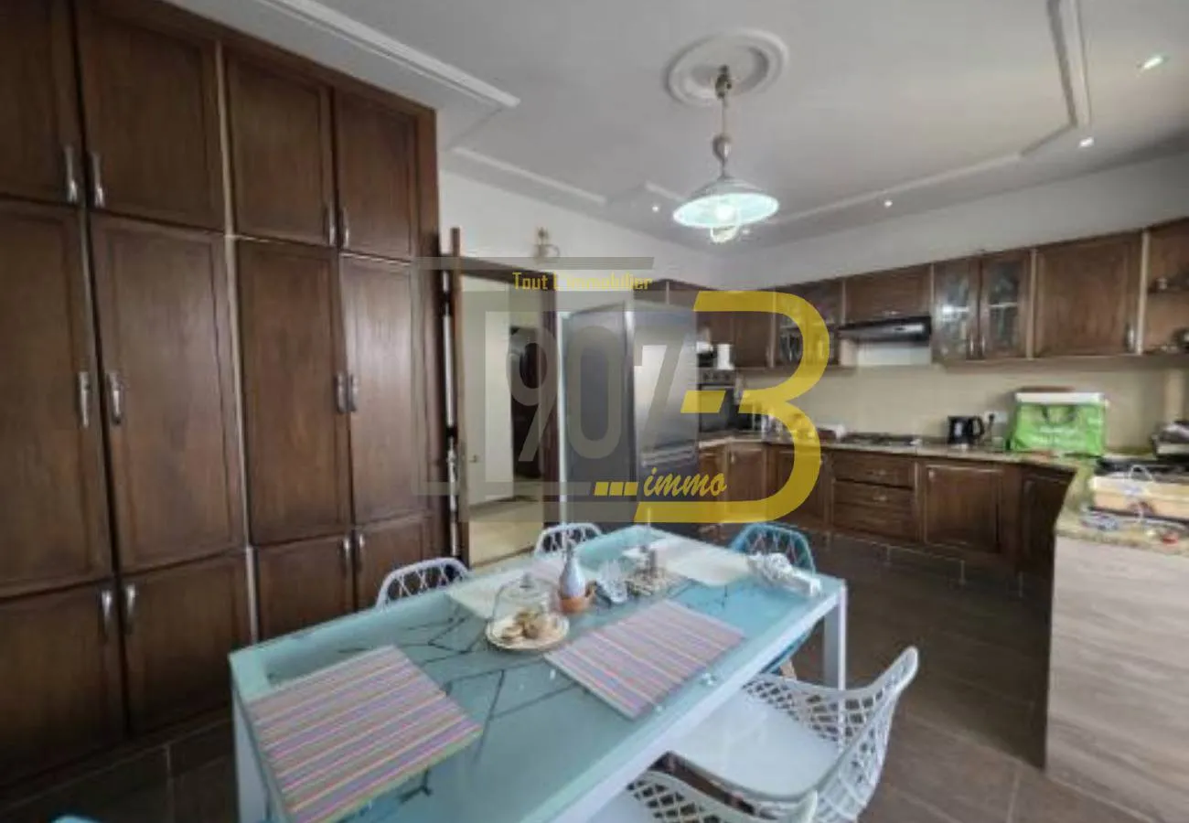 a louer un étage de villa S+3 avec entrée indépendante à E