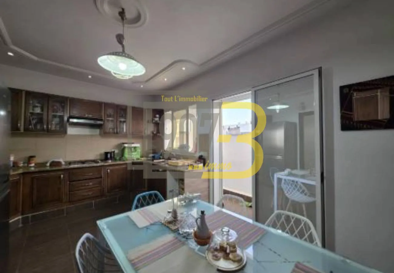 a louer un étage de villa S+3 avec entrée indépendante à E