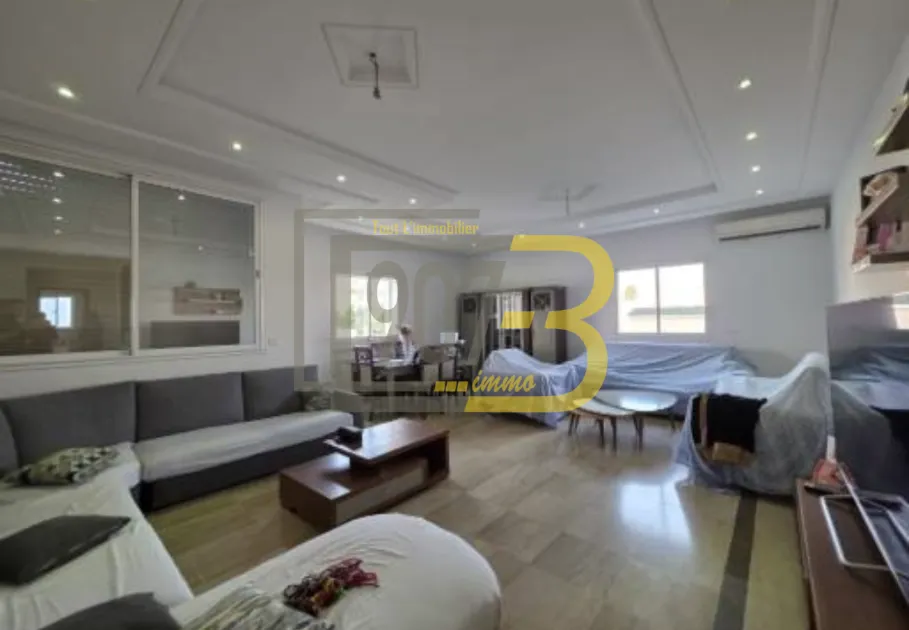 a louer un étage de villa S+3 avec entrée indépendante à E