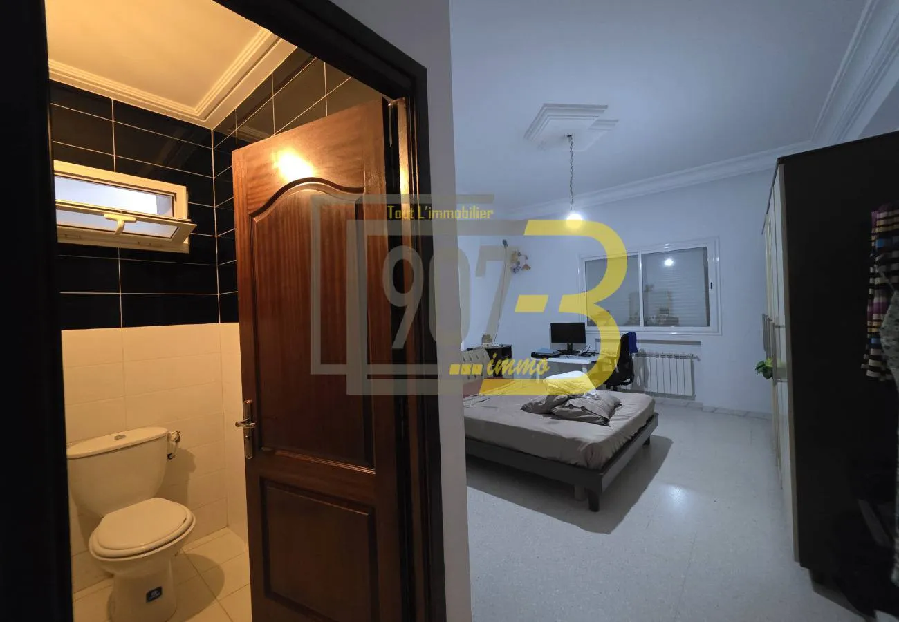 a louer un étage de villa S+3 avec entrée indépendante à E