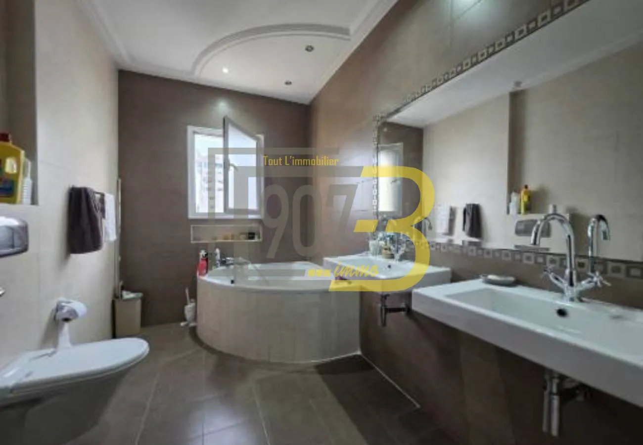 a louer un étage de villa S+3 avec entrée indépendante à E