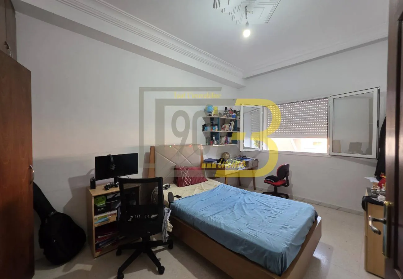 a louer un étage de villa S+3 avec entrée indépendante à E