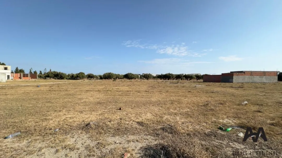 Terrain constructible de 800m² – 3 facades, Degdoug, Nabeul