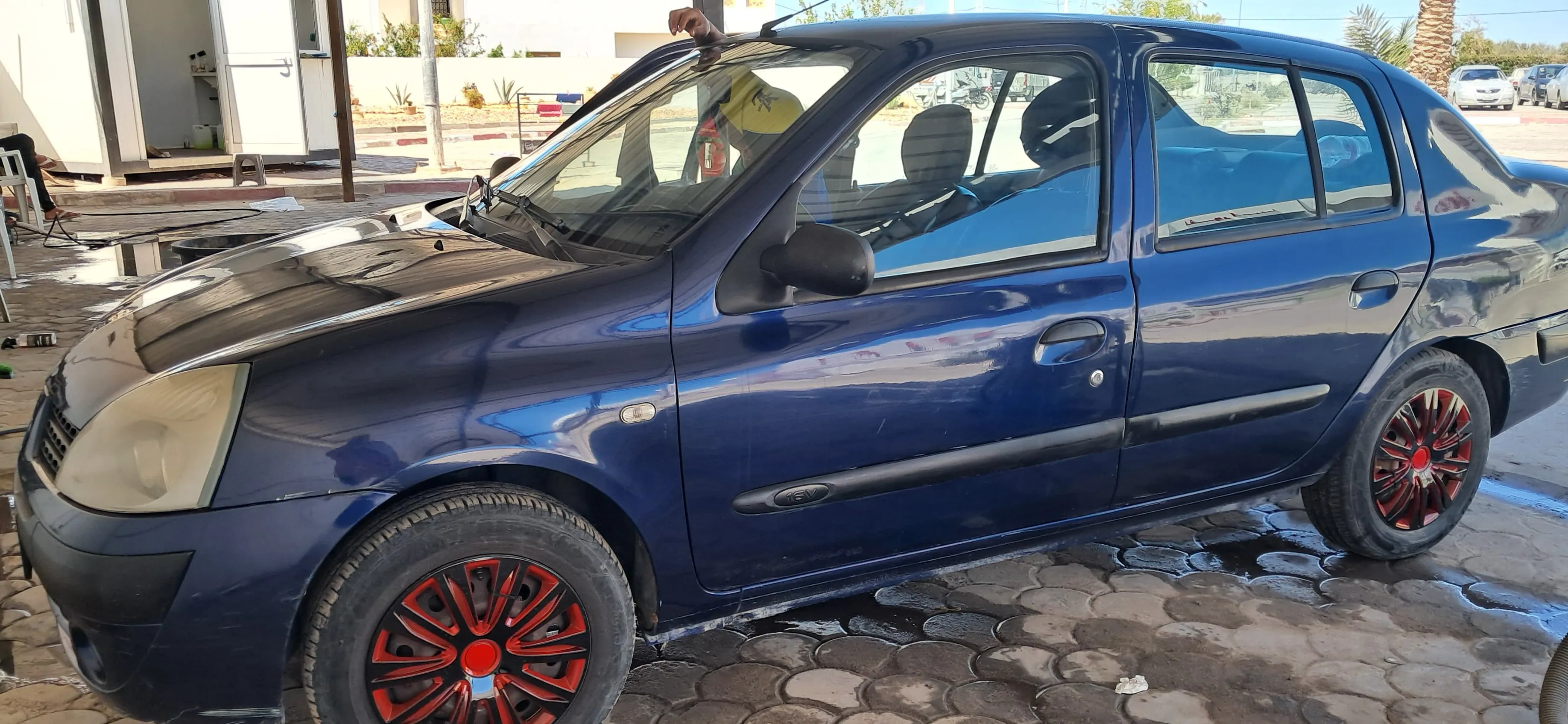 Clio classique a vendre djerba houmt souk