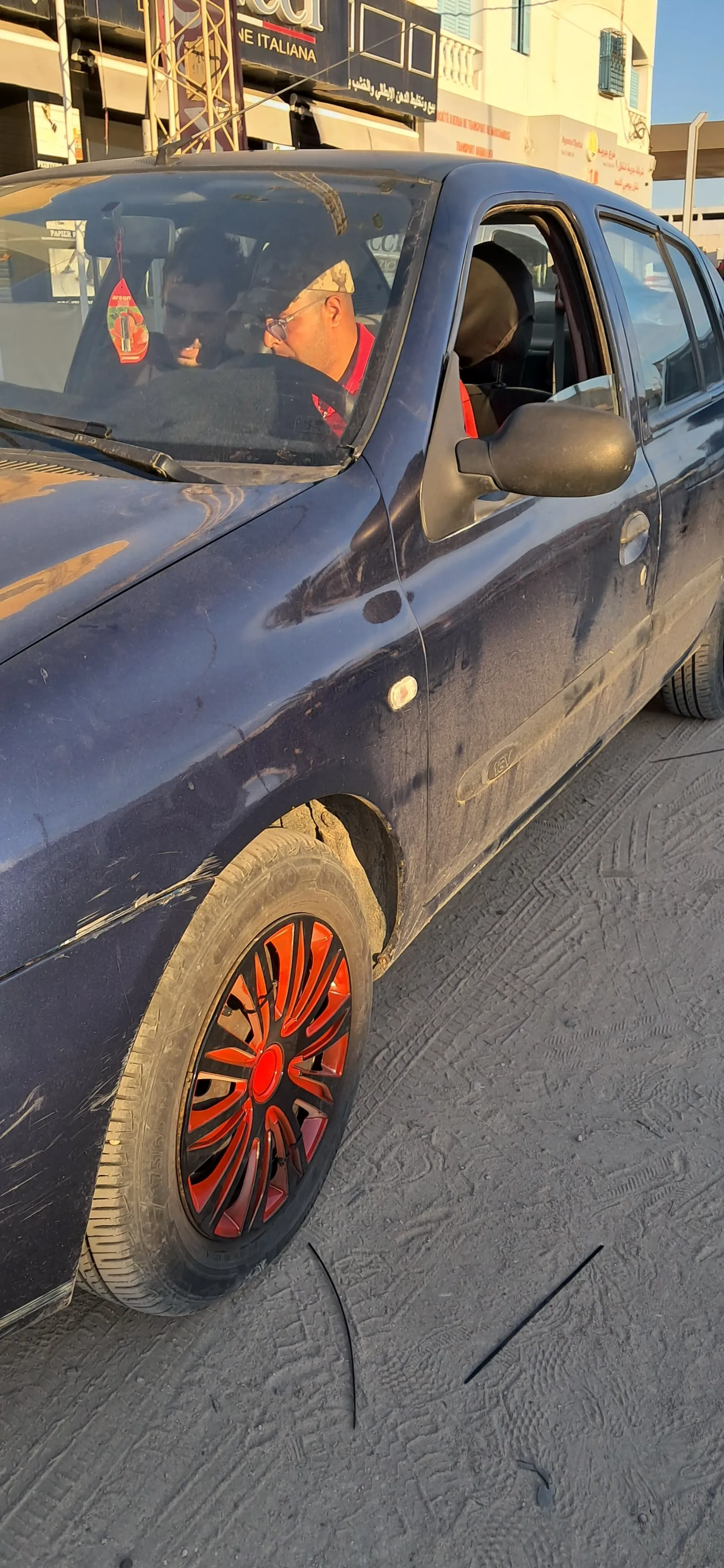 Clio classique a vendre djerba houmt souk