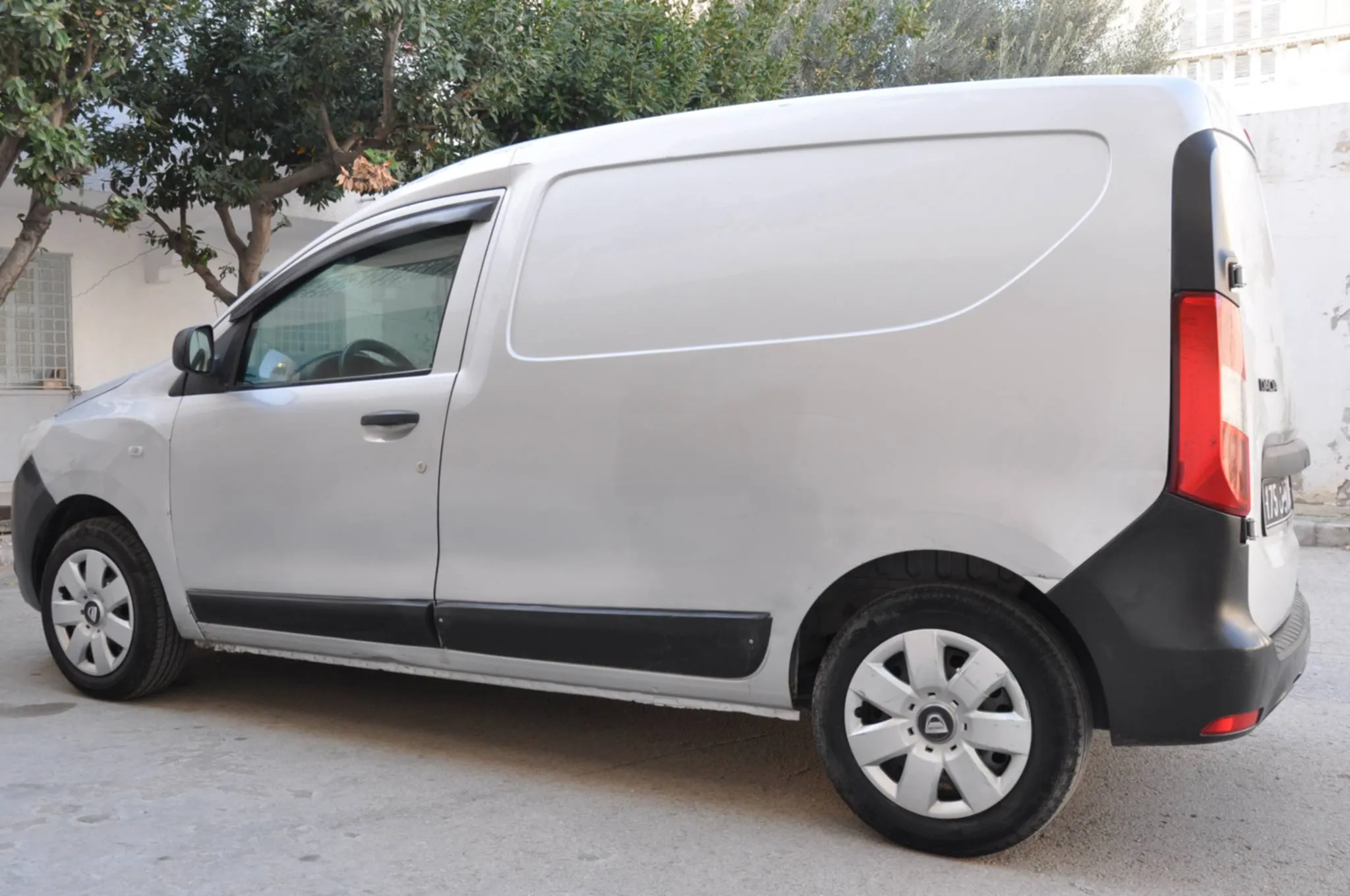 DACIA DOKKER VAN LUX  2 Places Commerciales  TEL : 92.951.221  