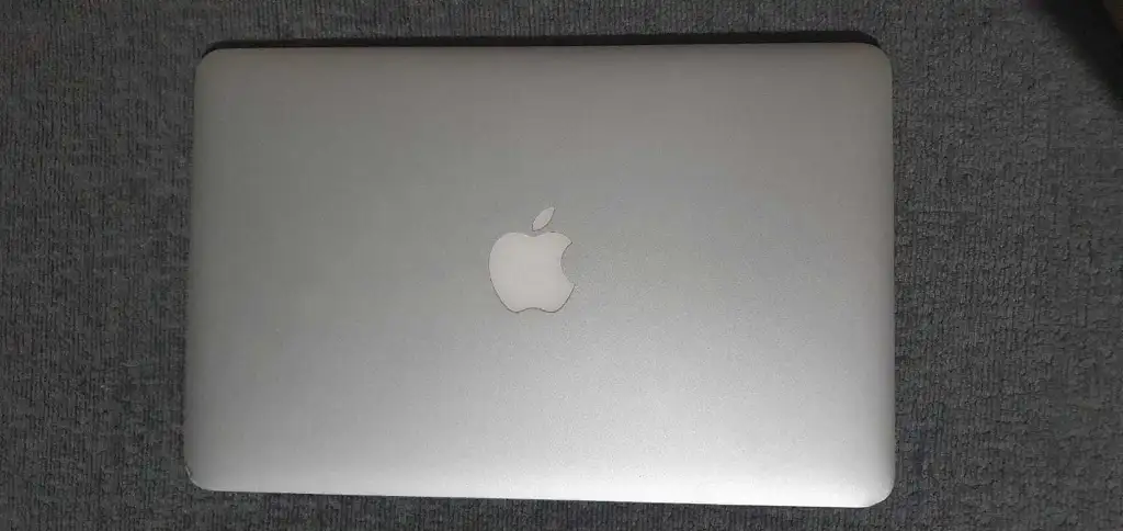 MACBOOK AIR