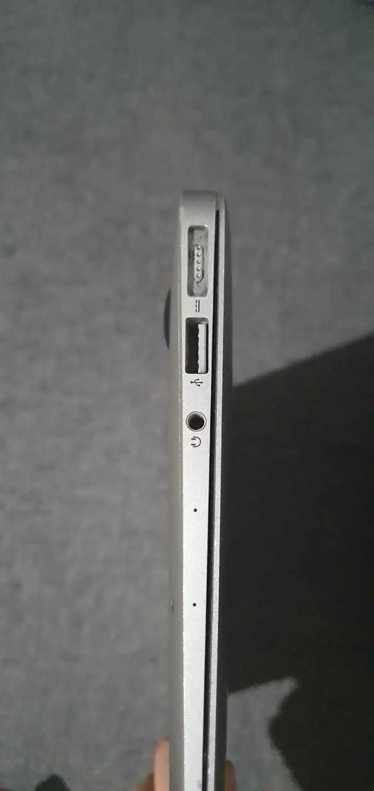 MACBOOK AIR