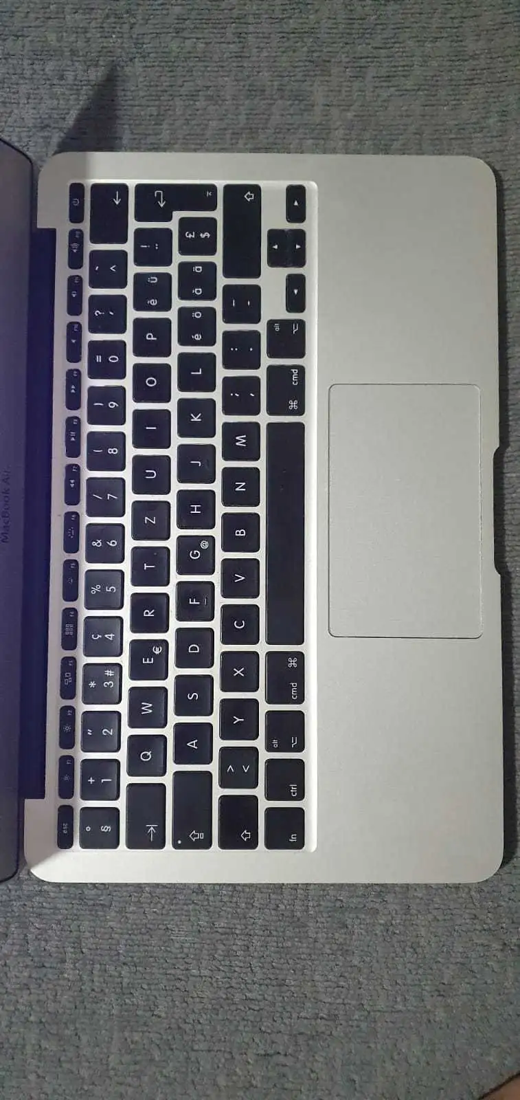 MACBOOK AIR