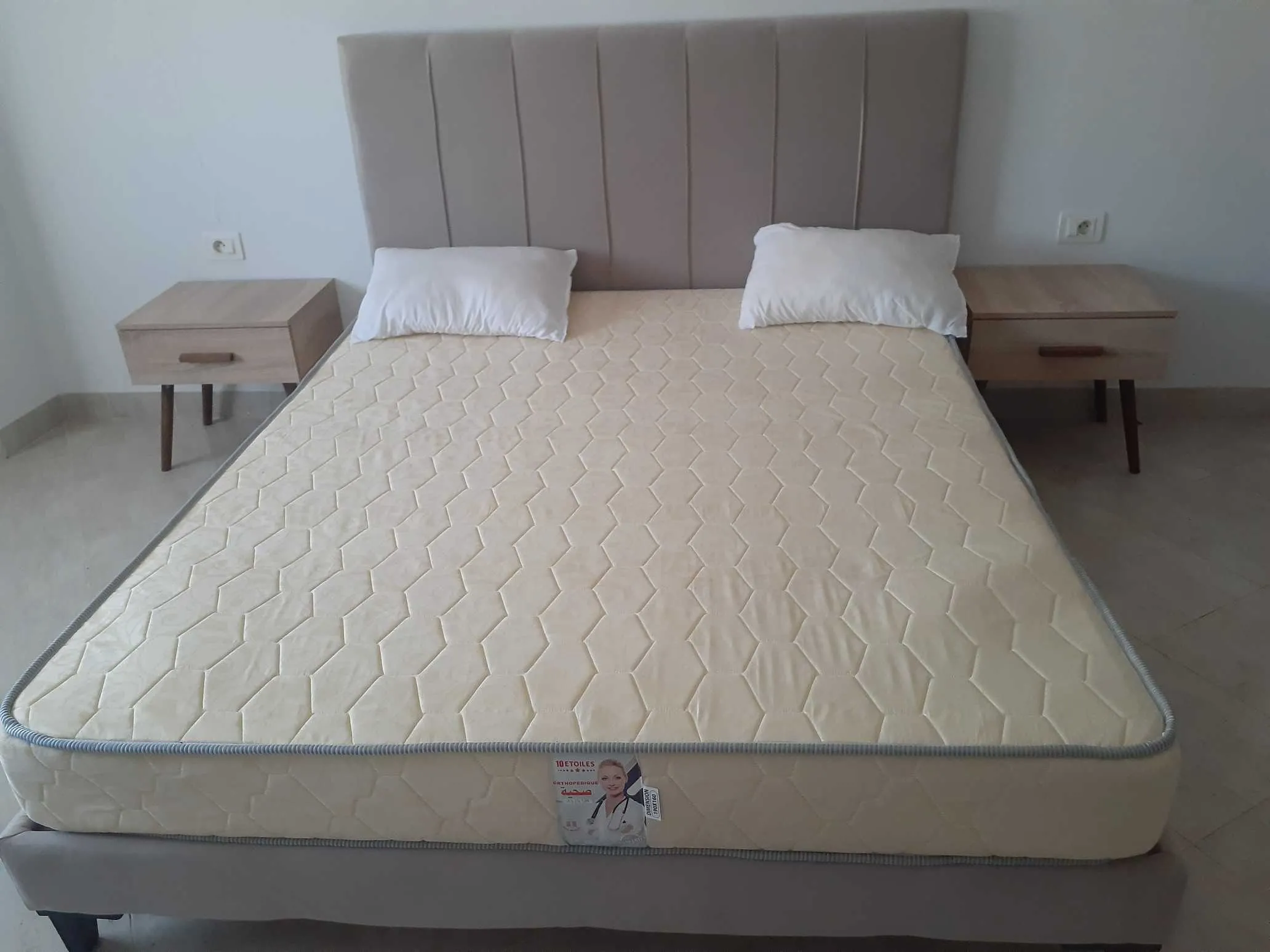 Lit avec matlat et 2 tables de nuit