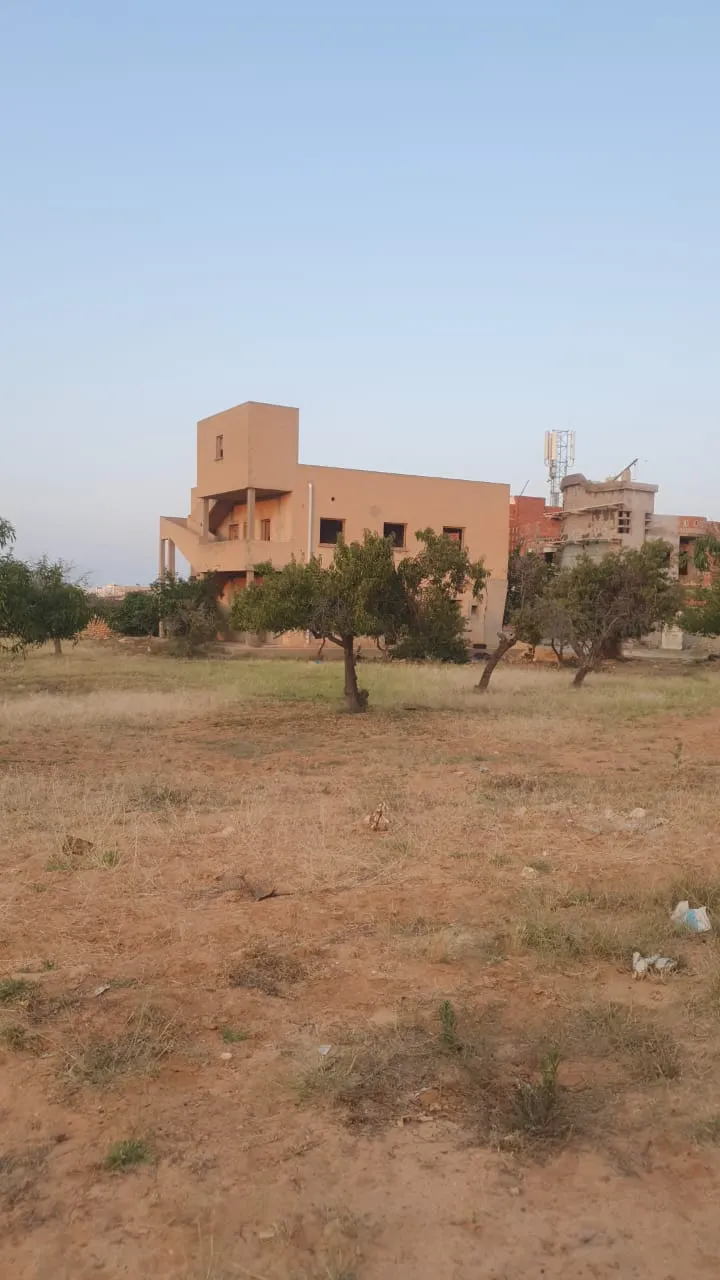 Terrain à vendre avec une villa inachevée de deux étages séparés 