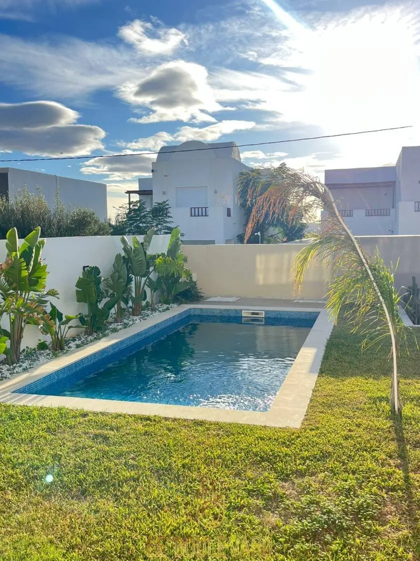 A Vendre Villa S+4 Haut Standing Avec Piscine Située à Sidi Jdidi, Hammamet 