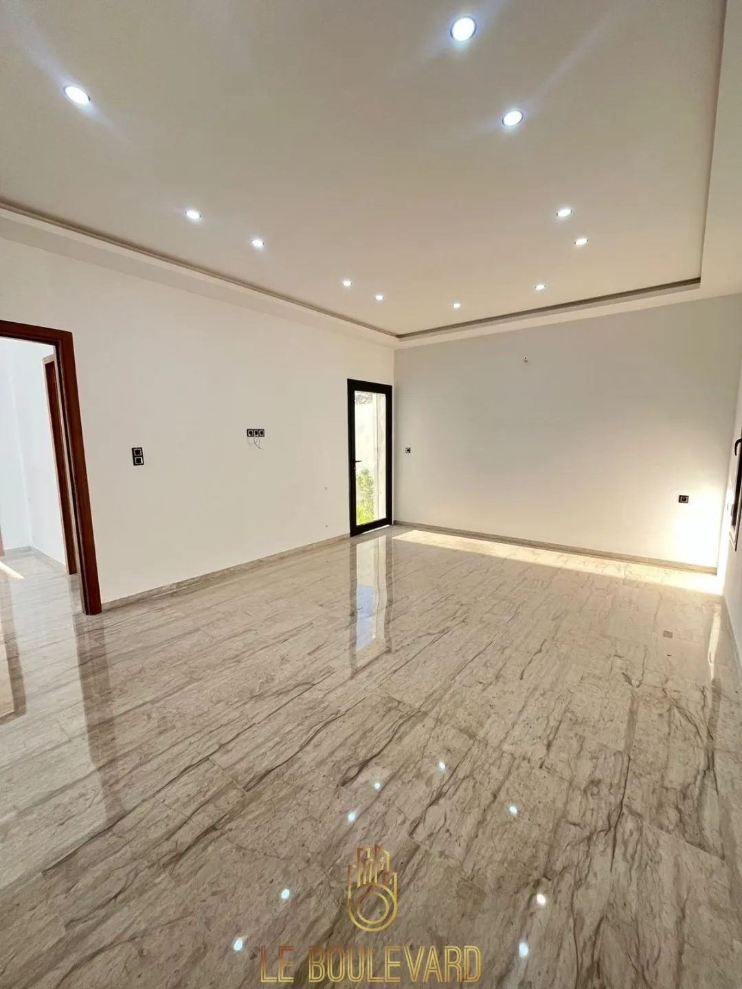 A Vendre Villa S+4 Haut Standing Avec Piscine Située à Sidi Jdidi, Hammamet 