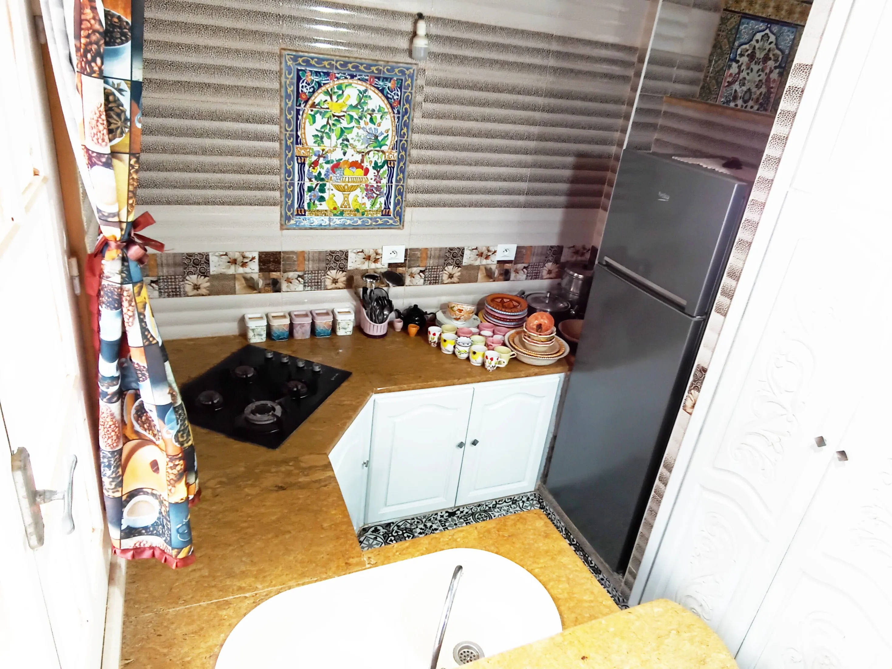 منزل مؤثث ، يبعد 🔹1 دقيقة مشي🔹 عن البحر ، في قصور الساف في ولاية المهدية