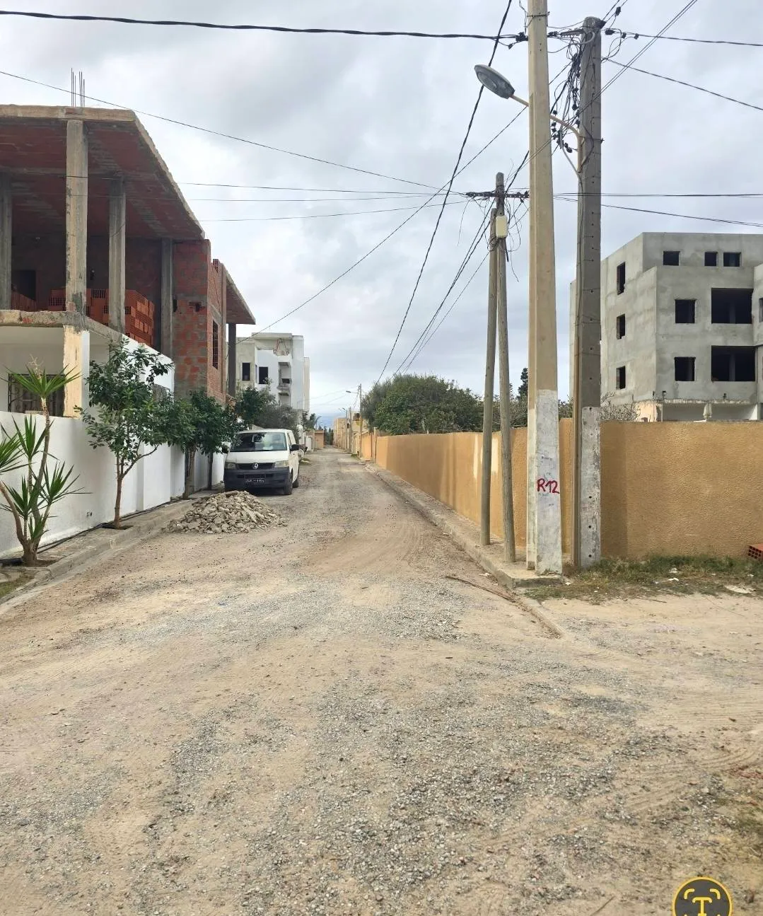 Terrain clôturé  dans un quartier résidentiel 