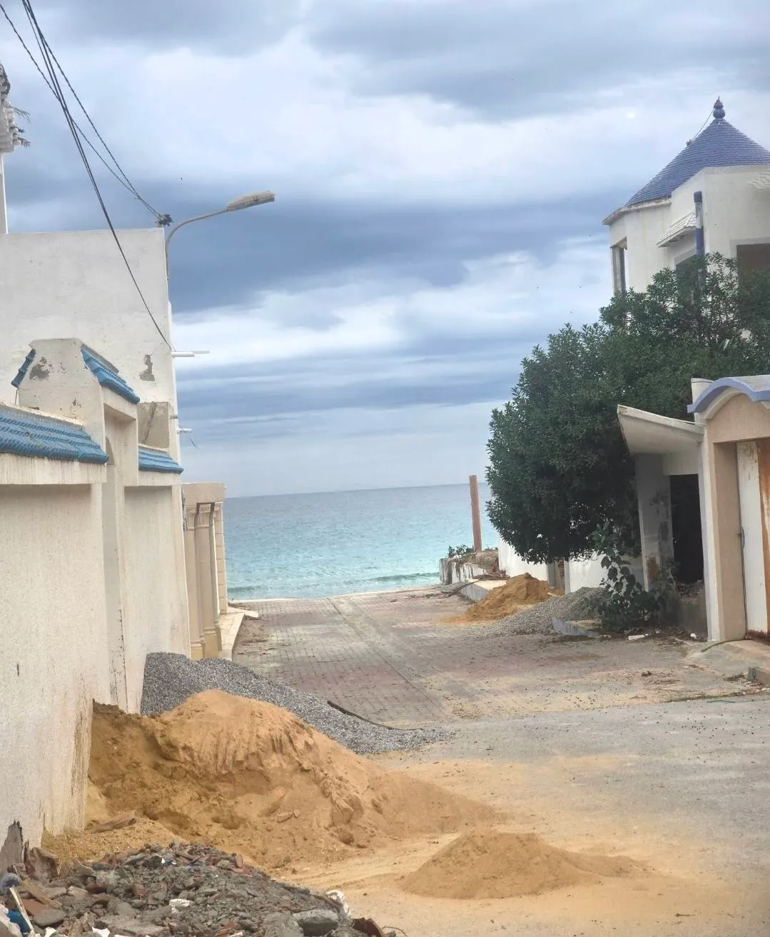 Terrain clôturé  dans un quartier résidentiel 