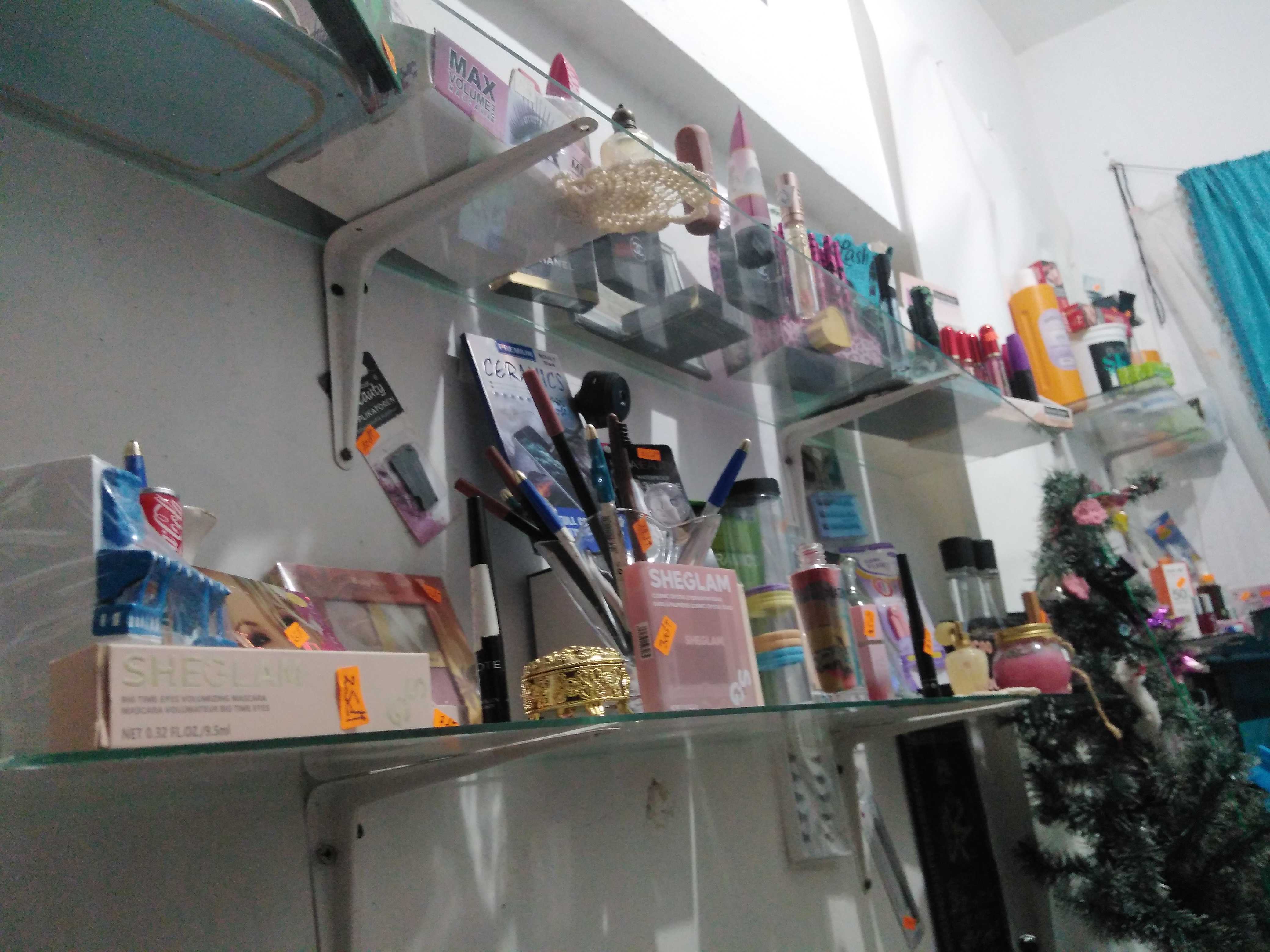 Parfumerie et prêt à porter