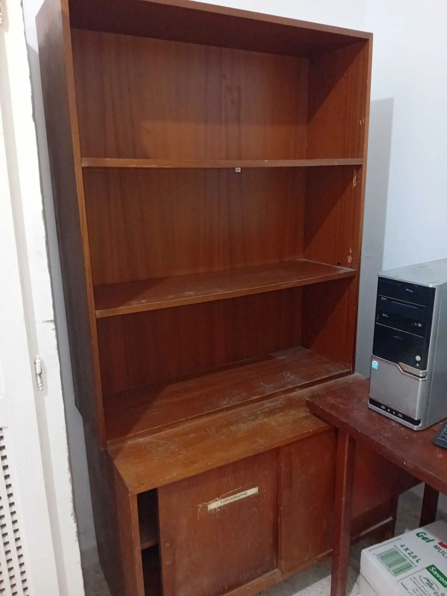 à vendre deux étagères de bureau dimensions (largeur en face :1.20mx hauteur h: 1.00m, voir les photos
