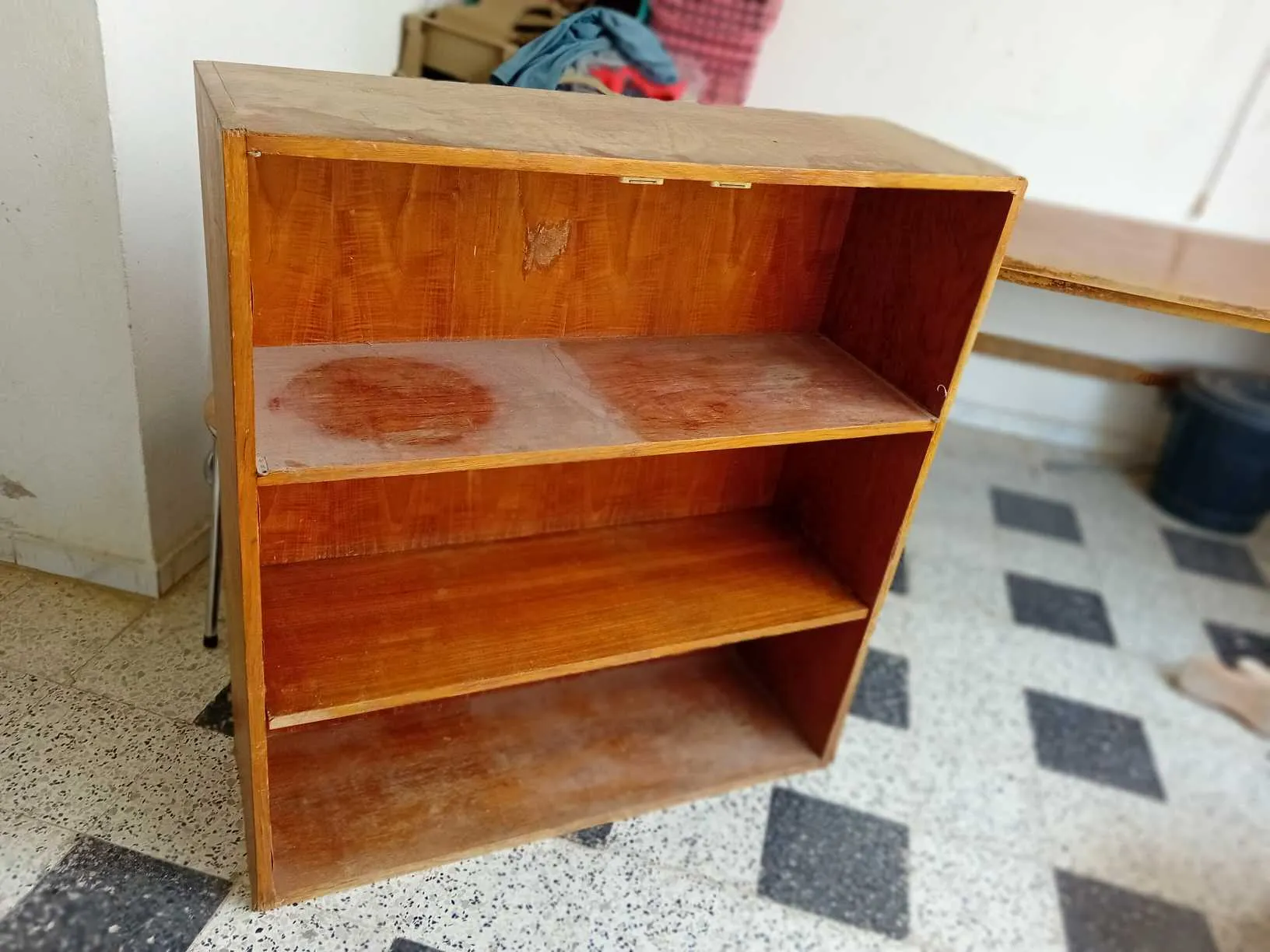 à vendre deux étagères de bureau dimensions (largeur en face :1.20mx hauteur h: 1.00m, voir les photos