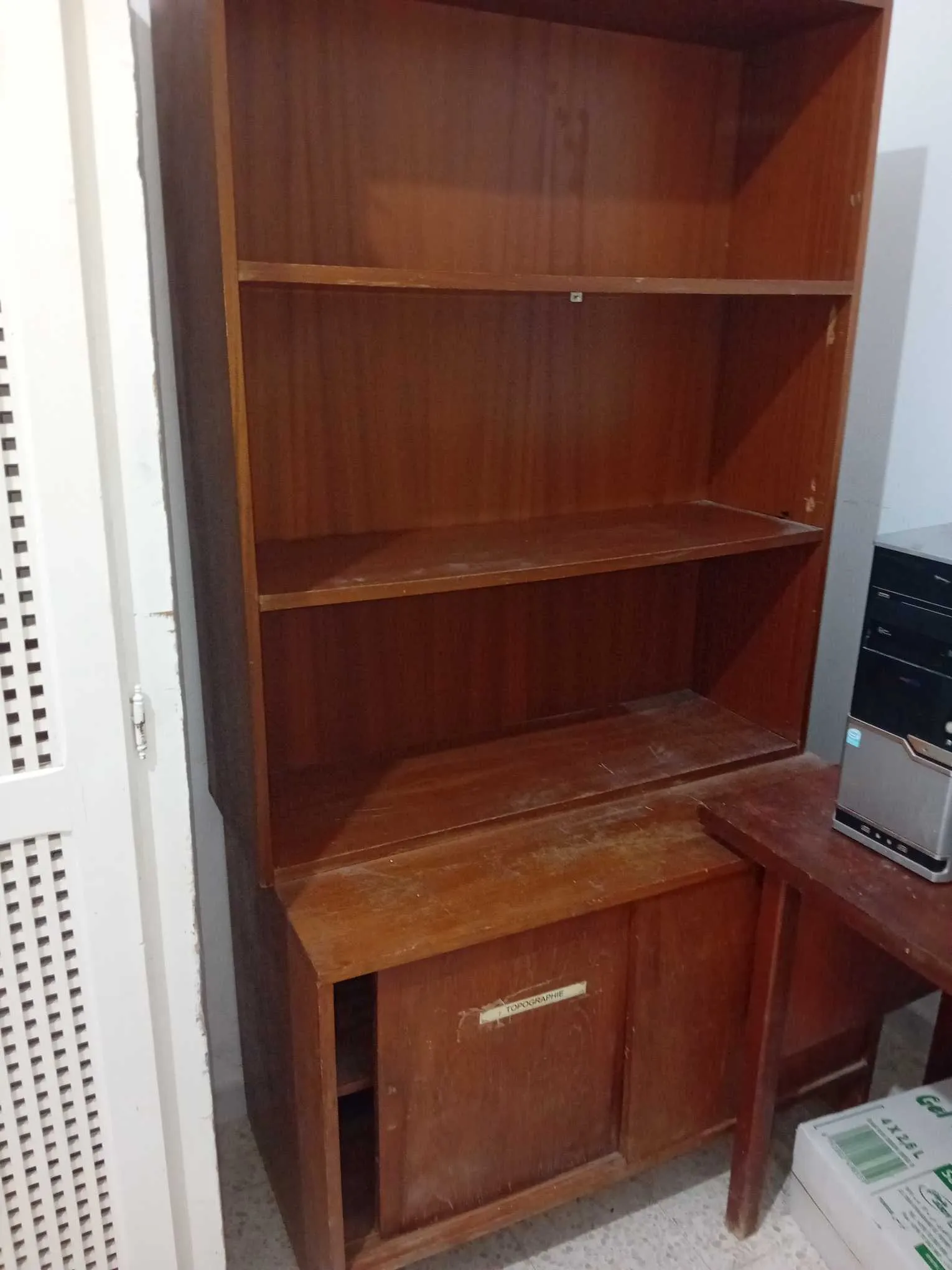 à vendre deux étagères de bureau dimensions (largeur en face :1.20mx hauteur h: 1.00m, voir les photos