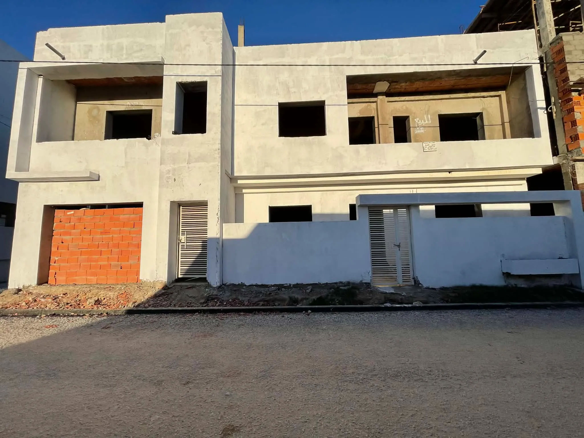 A vendre Maison inachevée a yessmine hammamet Le prix est négociable Téléphone : 54837555 \ الملاك