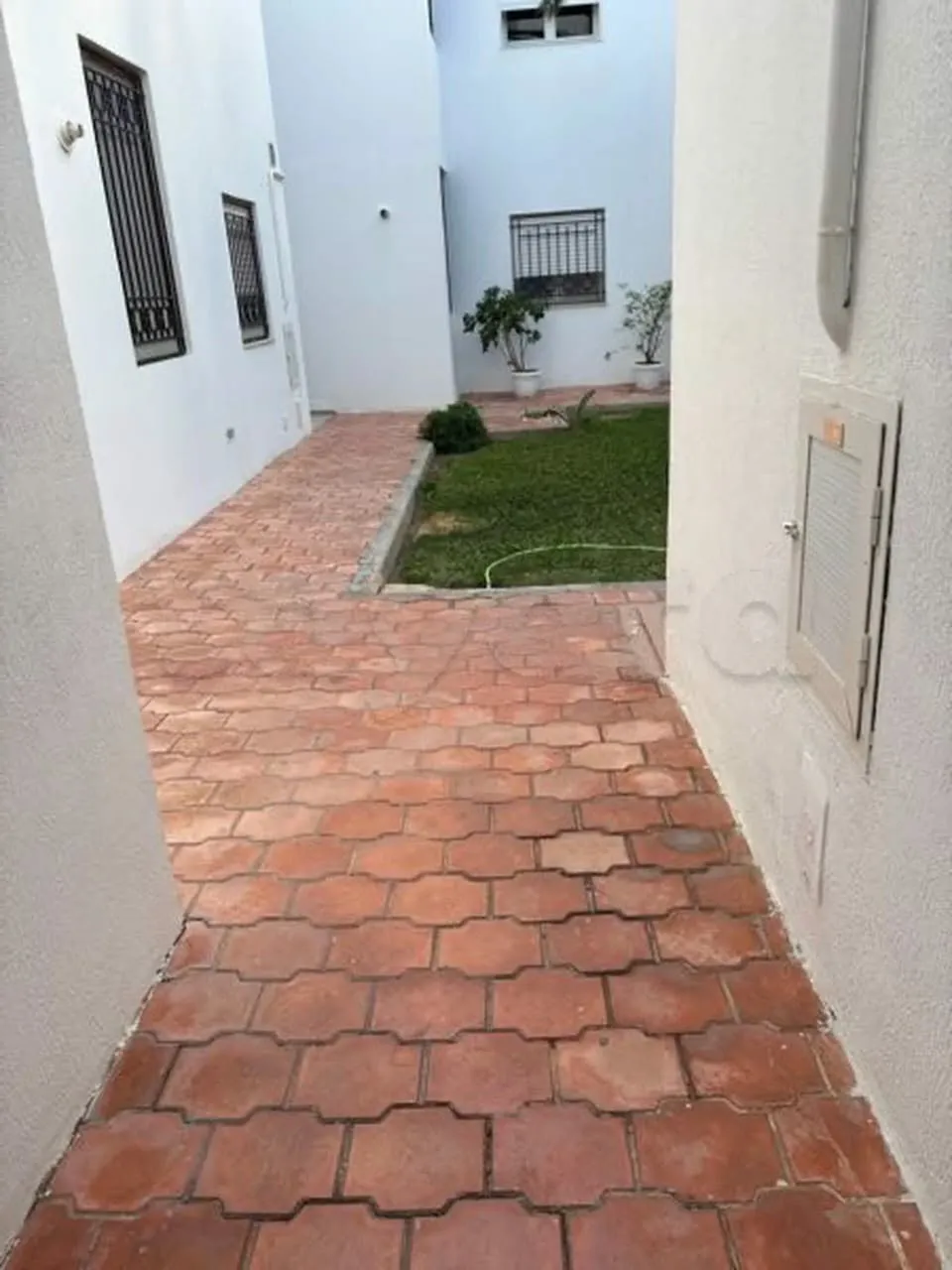 un appartement s+3 Haut Standing au 1er étage a louer a Soukra Rue Du Parc