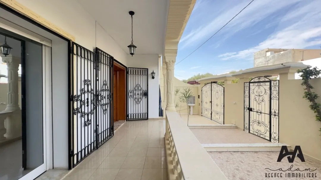 Superbe Villa S5 en Duplex à Beni Khiar Plage