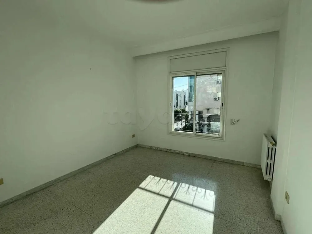 un spacieux appartement s+3 vide au 2éme étage (avec ascenseur) a louer a Ennacer 2 Prés de La Phalène