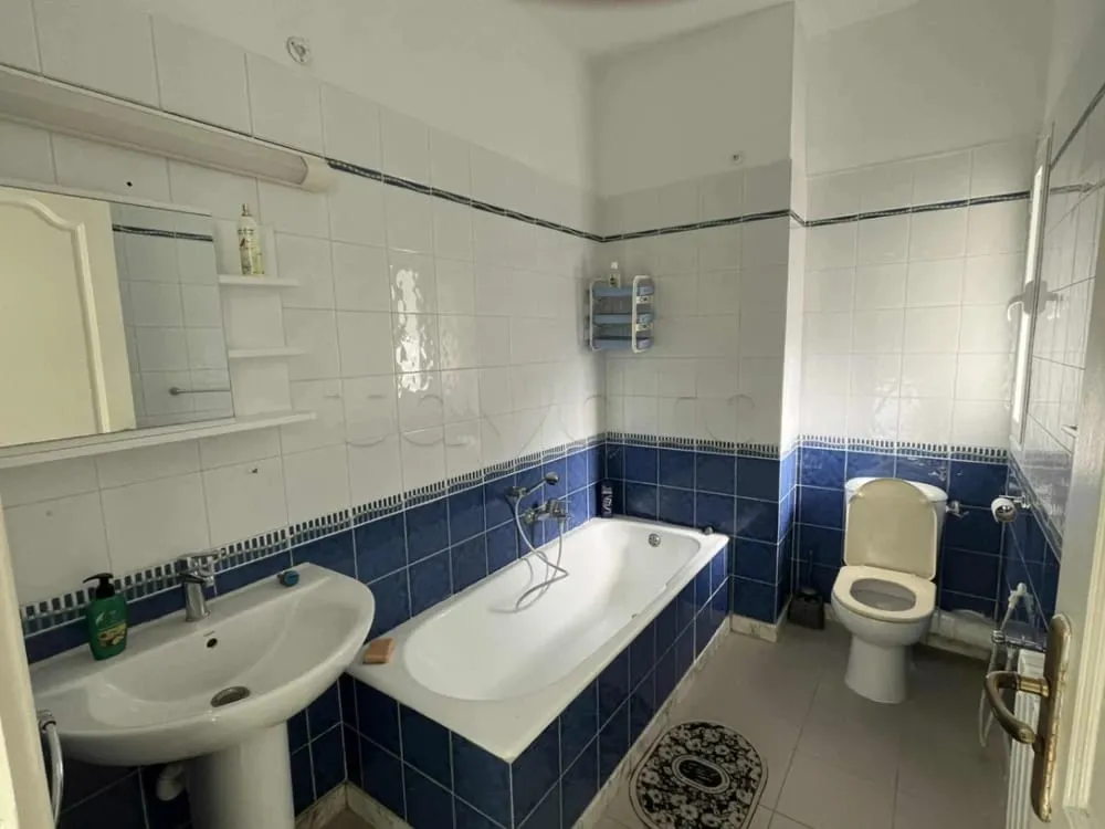 un spacieux appartement s+3 vide au 2éme étage (avec ascenseur) a louer a Ennacer 2 Prés de La Phalène