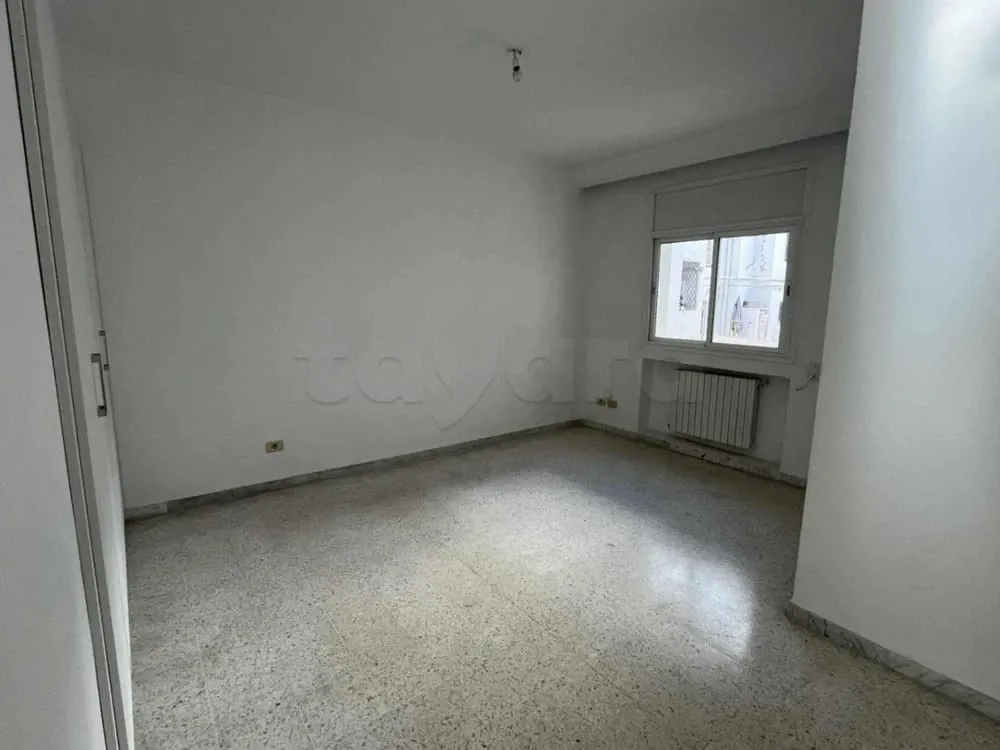 un spacieux appartement s+3 vide au 2éme étage (avec ascenseur) a louer a Ennacer 2 Prés de La Phalène