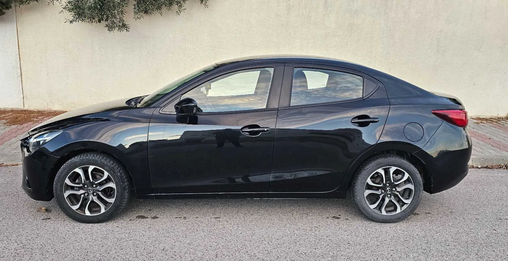 Mazda 2 Sedan en excellent état