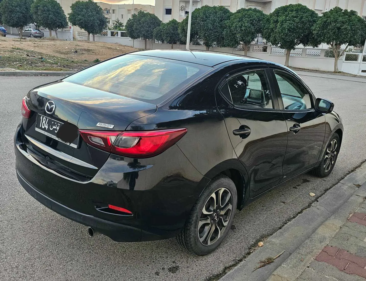 Mazda 2 Sedan en excellent état